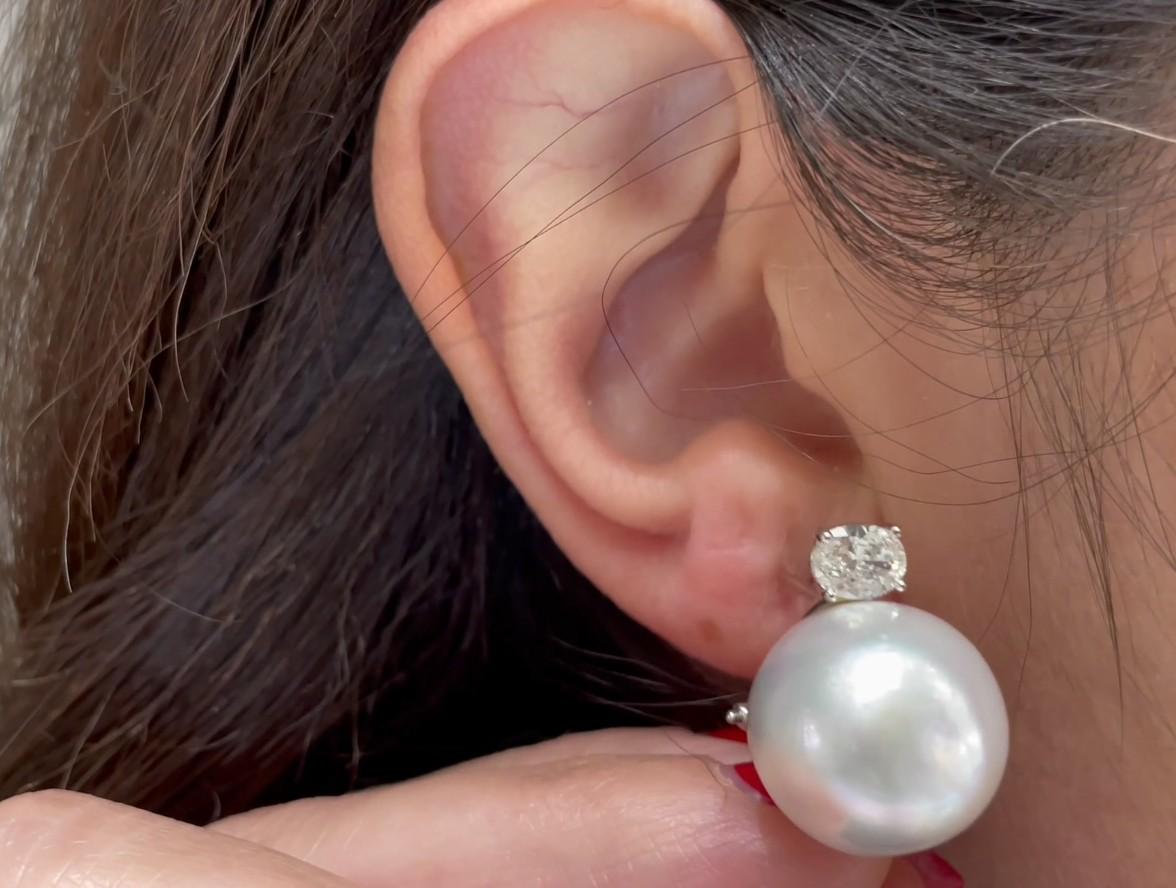 18K White Gold Black and White South Sea Pearl Earrings with Diamonds 0.86 Carat In Good Condition For Sale In Old Tappan, NJ