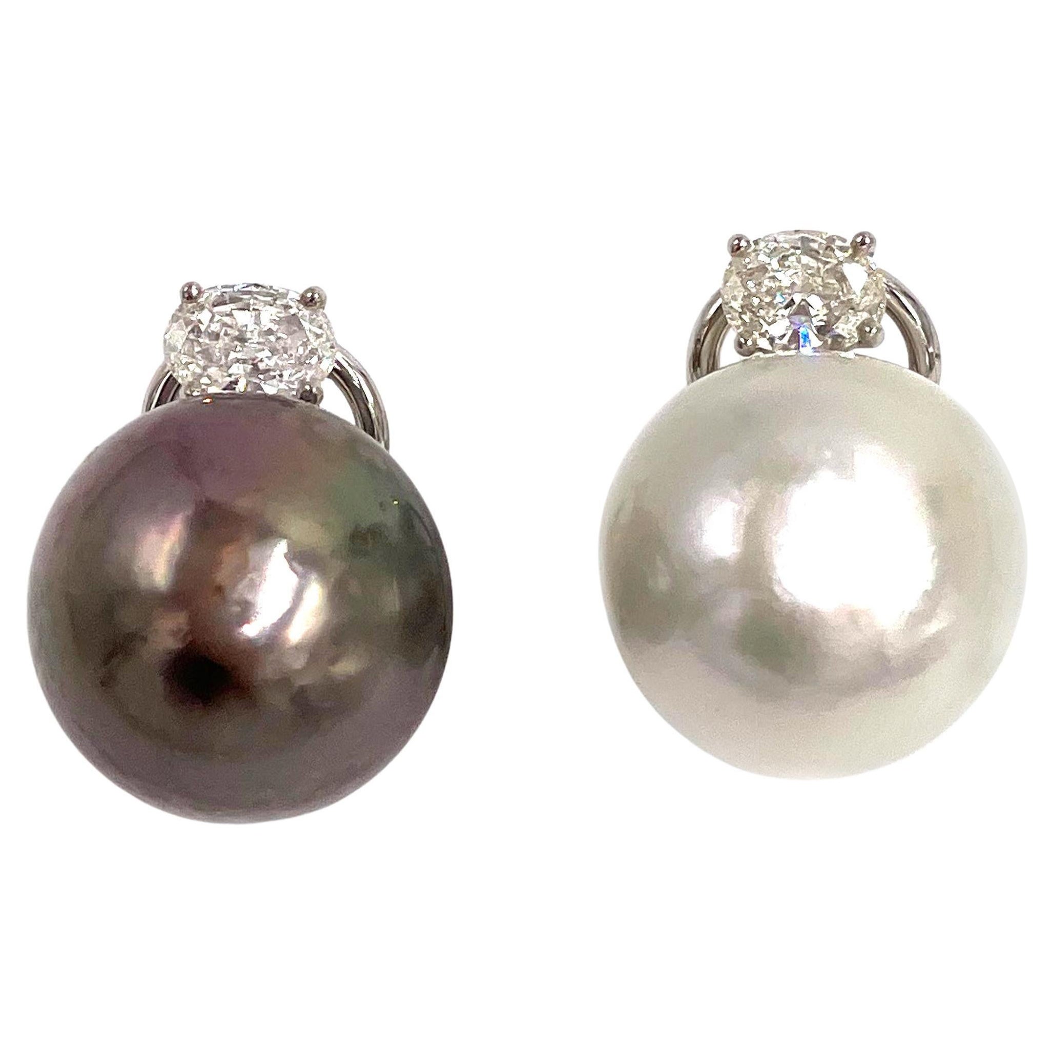 Boucles d'oreilles en or blanc 18K perles des mers du sud noires et blanches avec diamants 0.86 carat