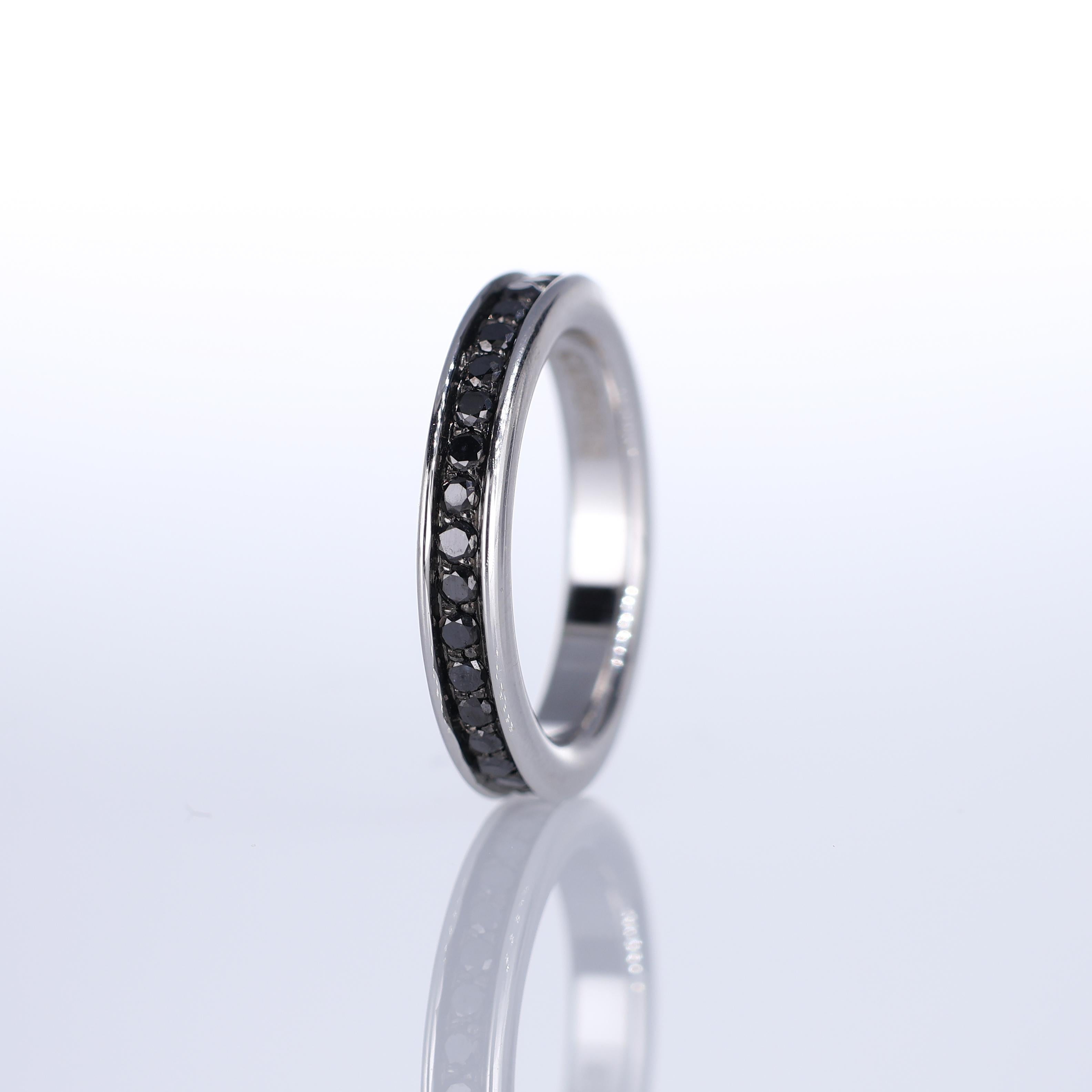18K White Gold Black Diamond Channel-Set Band Ring In New Condition For Sale In Bergamo, BG