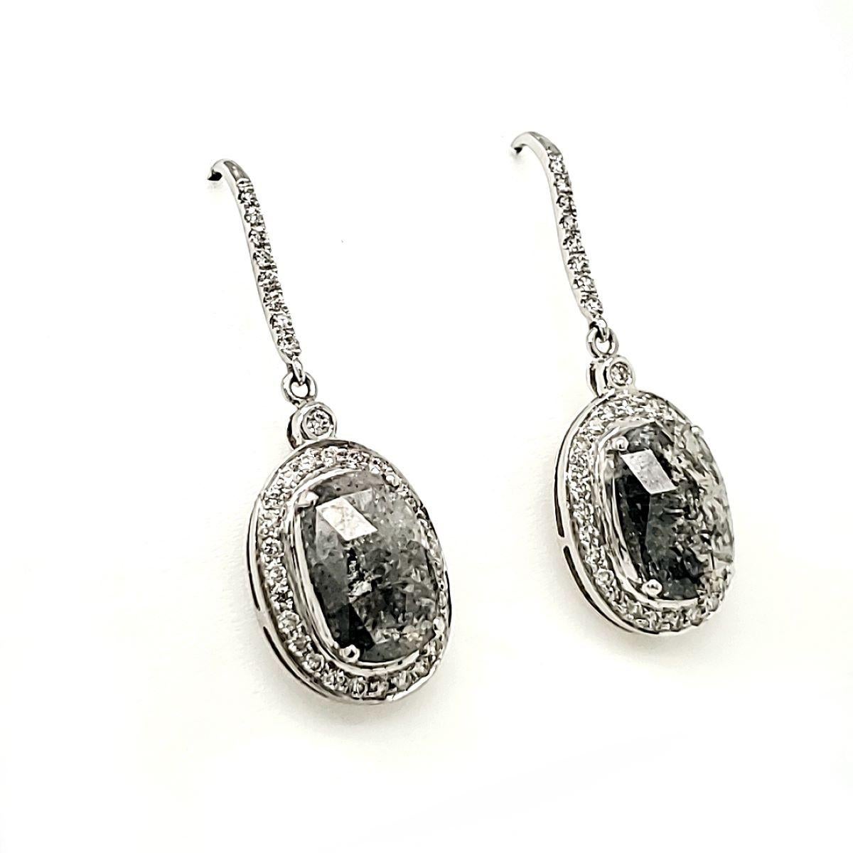Aggancia il tuo look con questi orecchini con diamante nero!

Due straordinari diamanti neri (estratti dalle profondità della Repubblica Centrafricana) per un totale di 5,62 carati, completati da diamanti rotondi del peso di 0,83 carati.

Il tutto