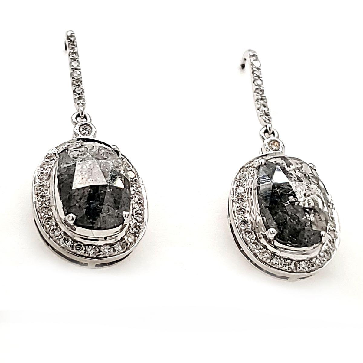 Orecchini in oro bianco 18k con diamante nero 5,62 carati In condizioni Nuovo in vendita a Hong Kong, HK