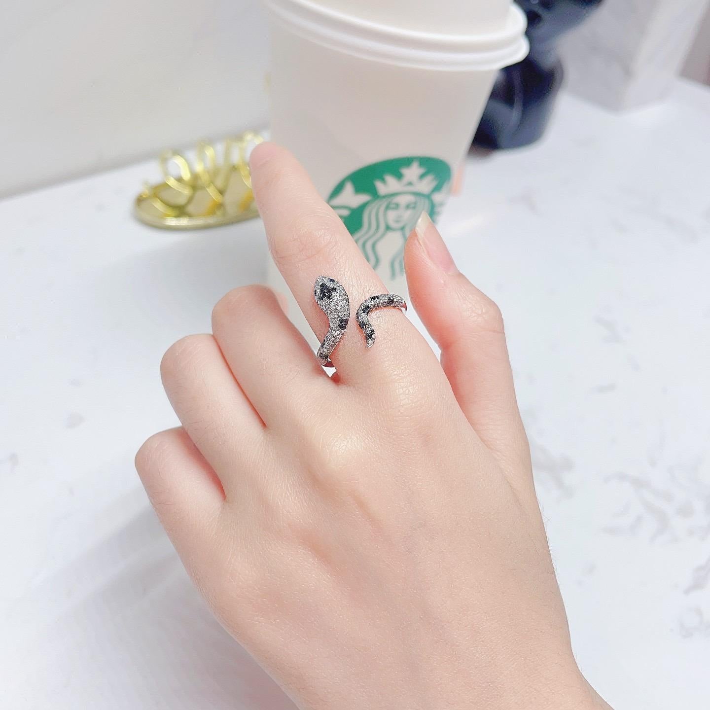 18K White Gold Black Diamond & Diamond Snake Ring In New Condition For Sale In Kowloon, HK