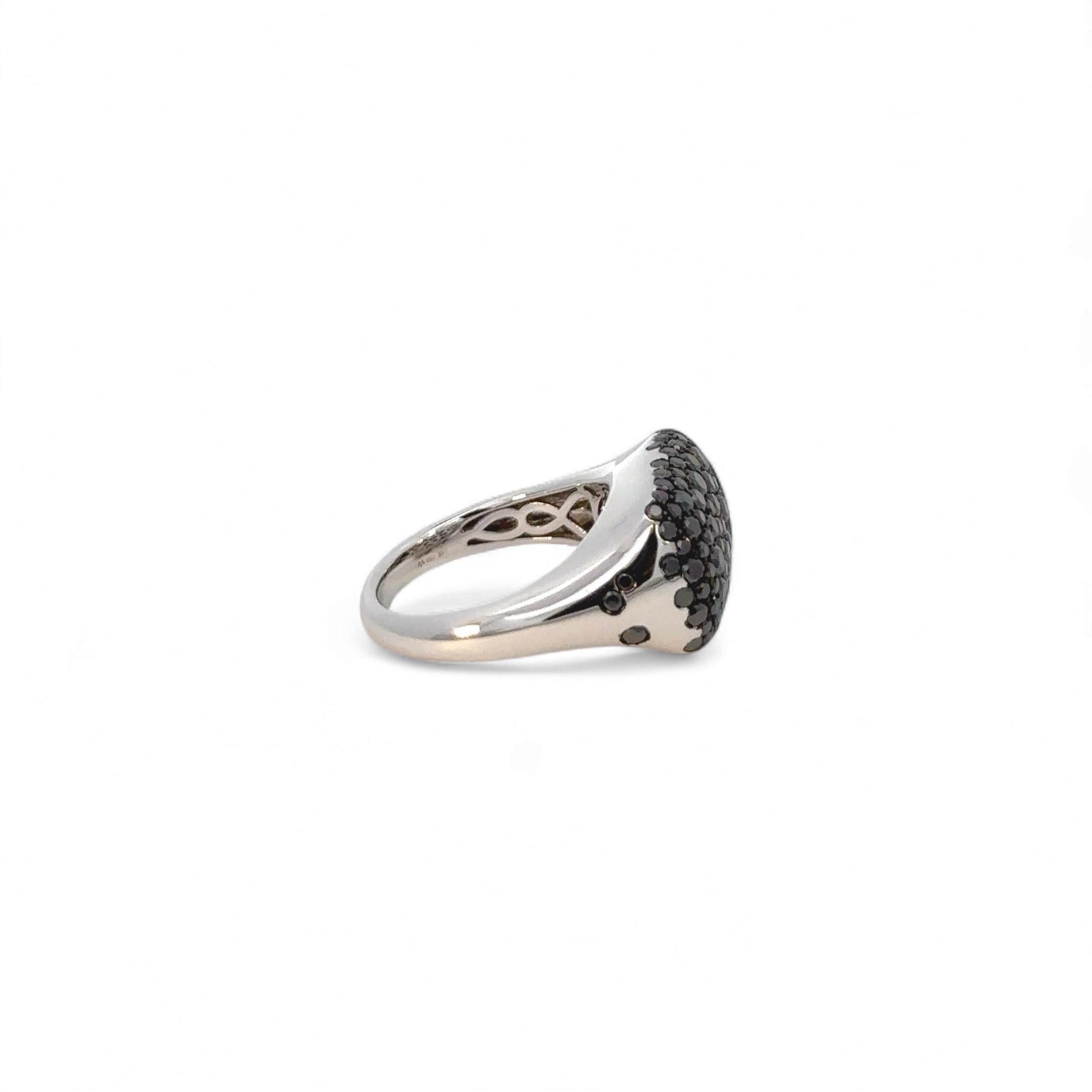 Cette bague chevalière en or blanc 18 carats, ornée de 1,79 carats de diamants noirs envoûtants, est d'une élégance audacieuse. Pesant 6,68 grammes, le design audacieux de la bague allie harmonieusement sophistication et modernité, ce qui en fait