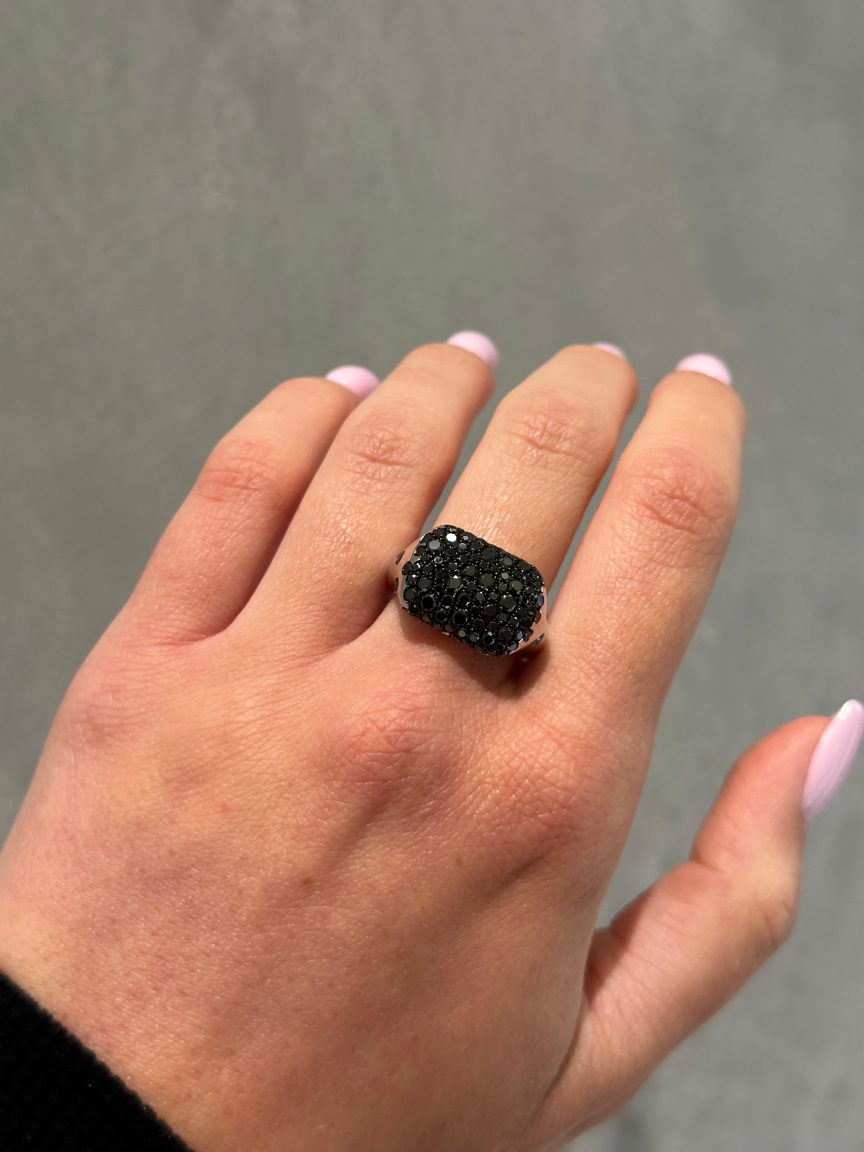 Bague chevalière en or blanc 18K et diamant noir Neuf - En vente à New York, NY