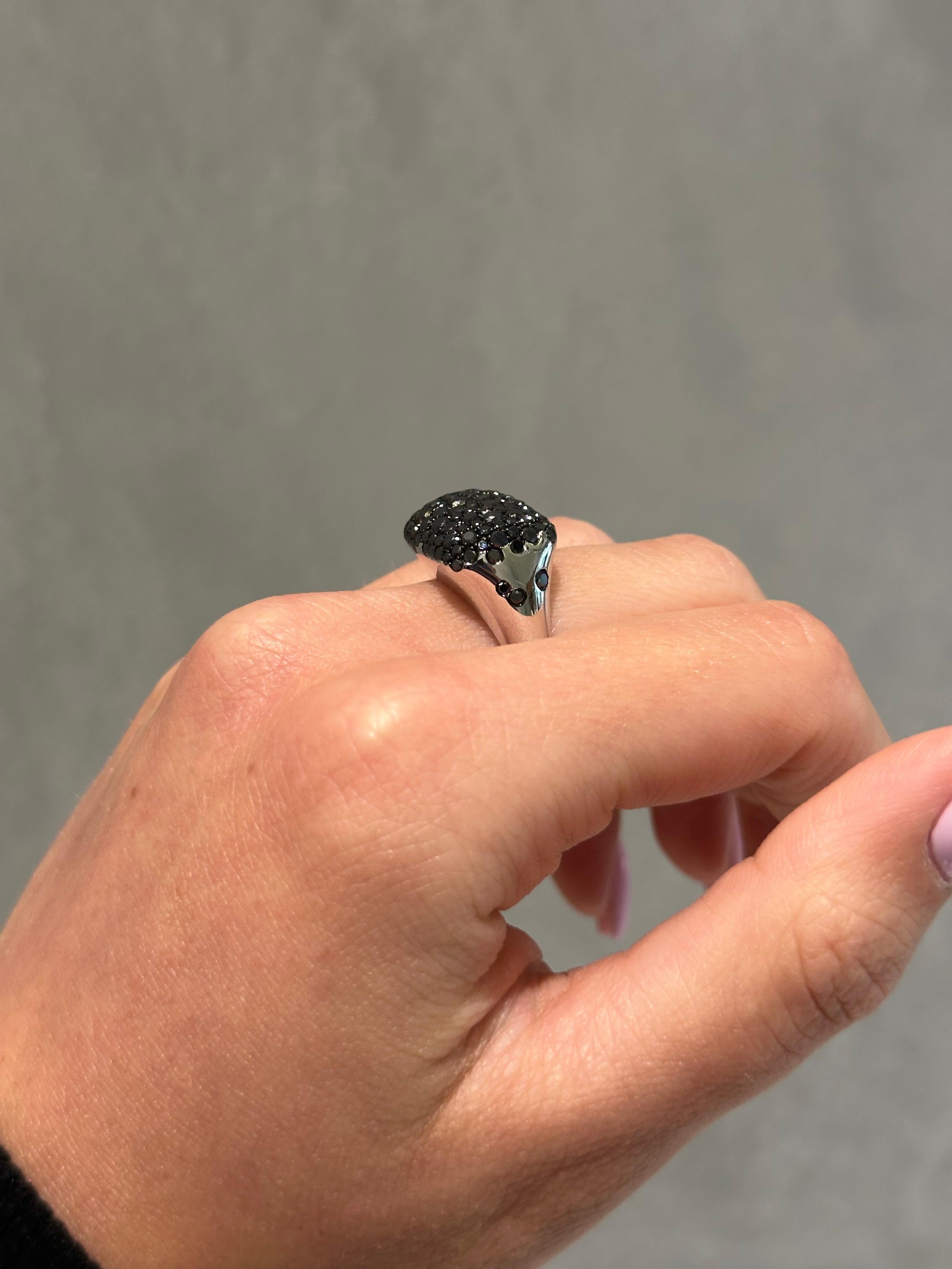Bague chevalière en or blanc 18K et diamant noir en vente 1