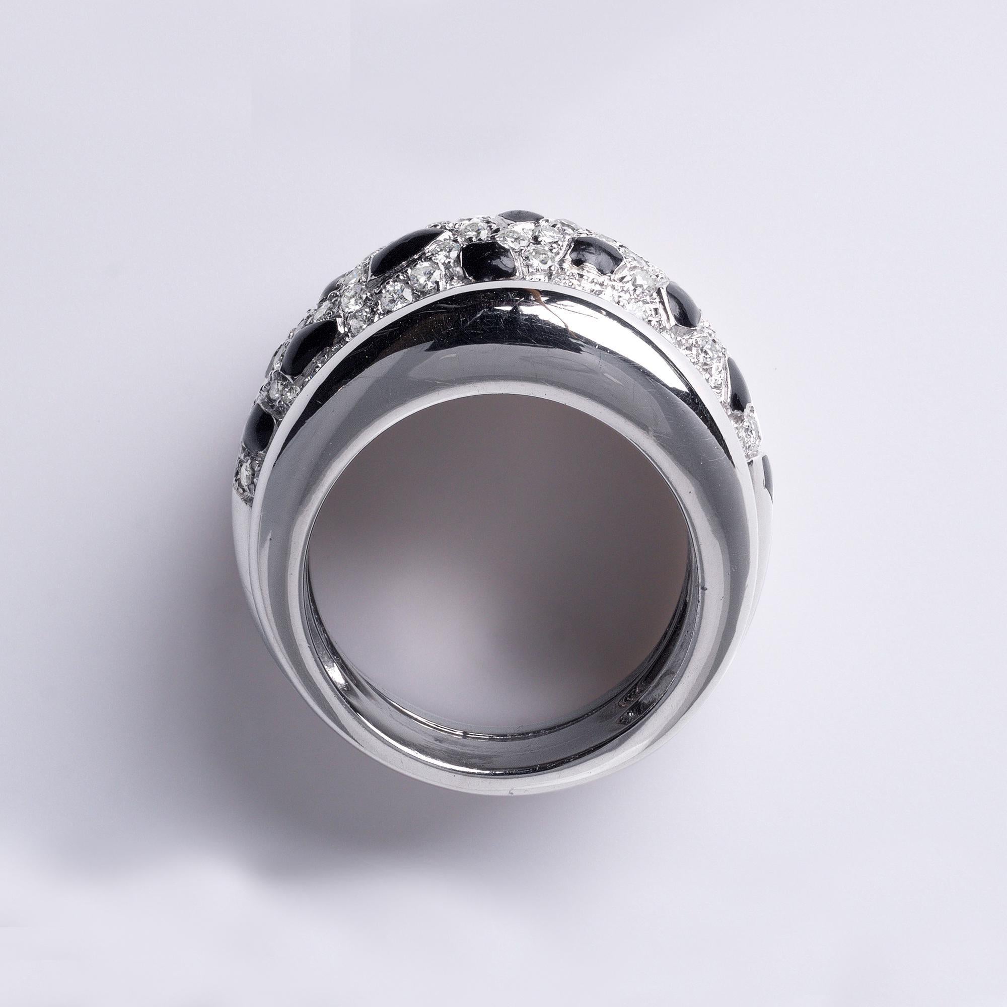 18K White Gold Black Onyx & Diamond Panther Wide Band Ring In Good Condition For Sale In Los Angeles, CA