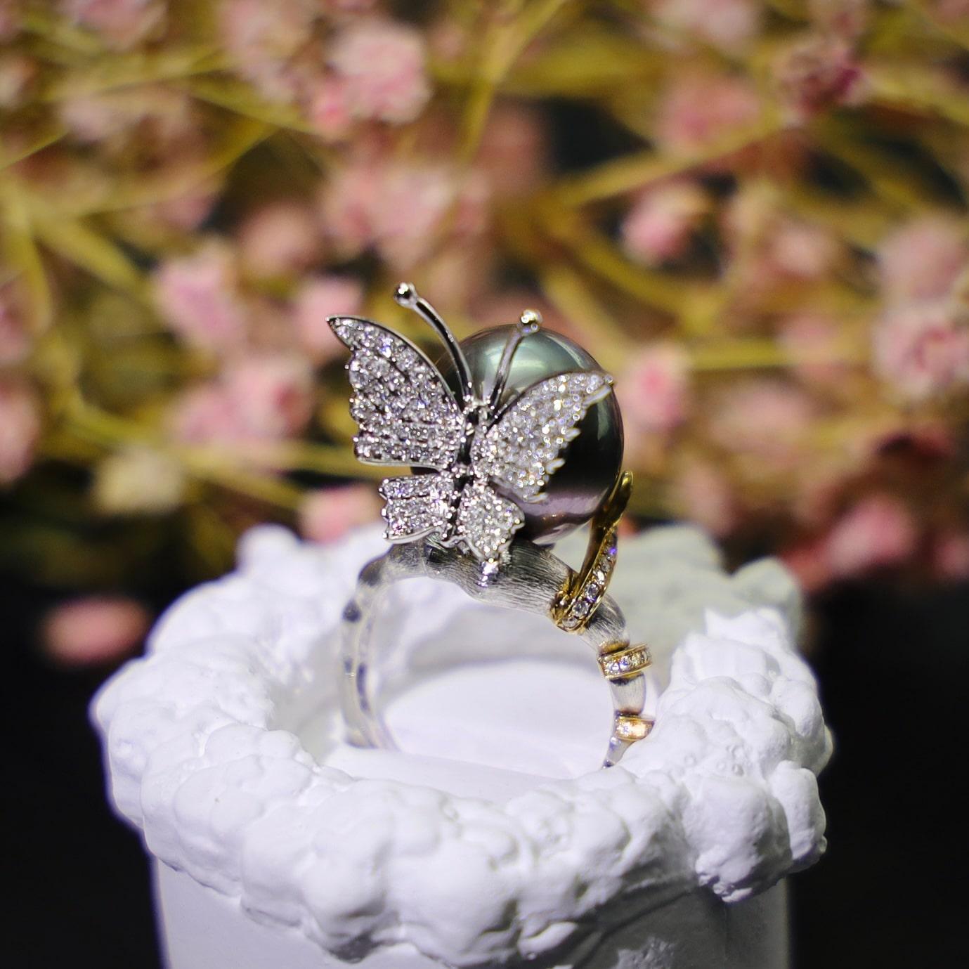 Round Cut 18K White Gold Black Pearl & Diamond Butterfly Ring For Sale