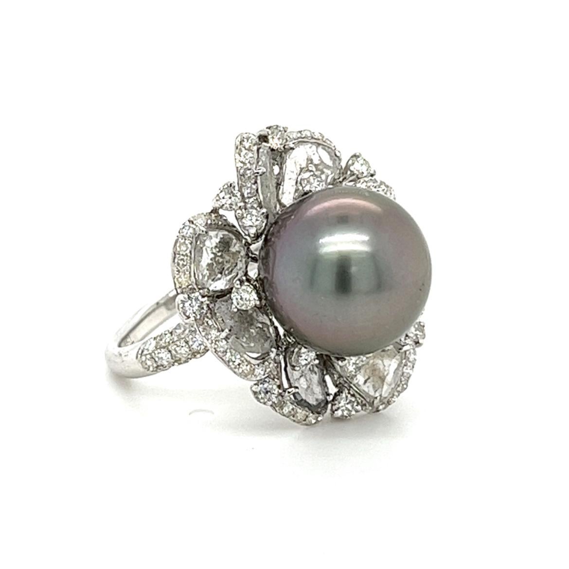 Anello con perla nera in oro bianco 18 carati e diamanti

1 perla nera (12-13 mm)
8 diamanti fantasia - 1,310 carati
131 diamanti - 1,310 carati
Oro bianco 18K - 5,170GM

Questo squisito anello presenta un'accattivante perla nera che affascina con