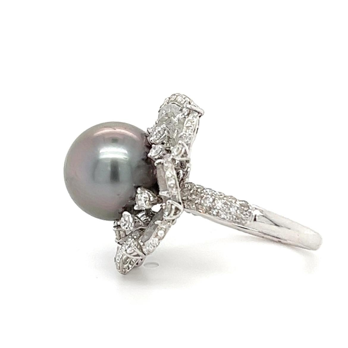 Moderno Anello con perla nera in oro bianco 18 carati e diamanti in vendita