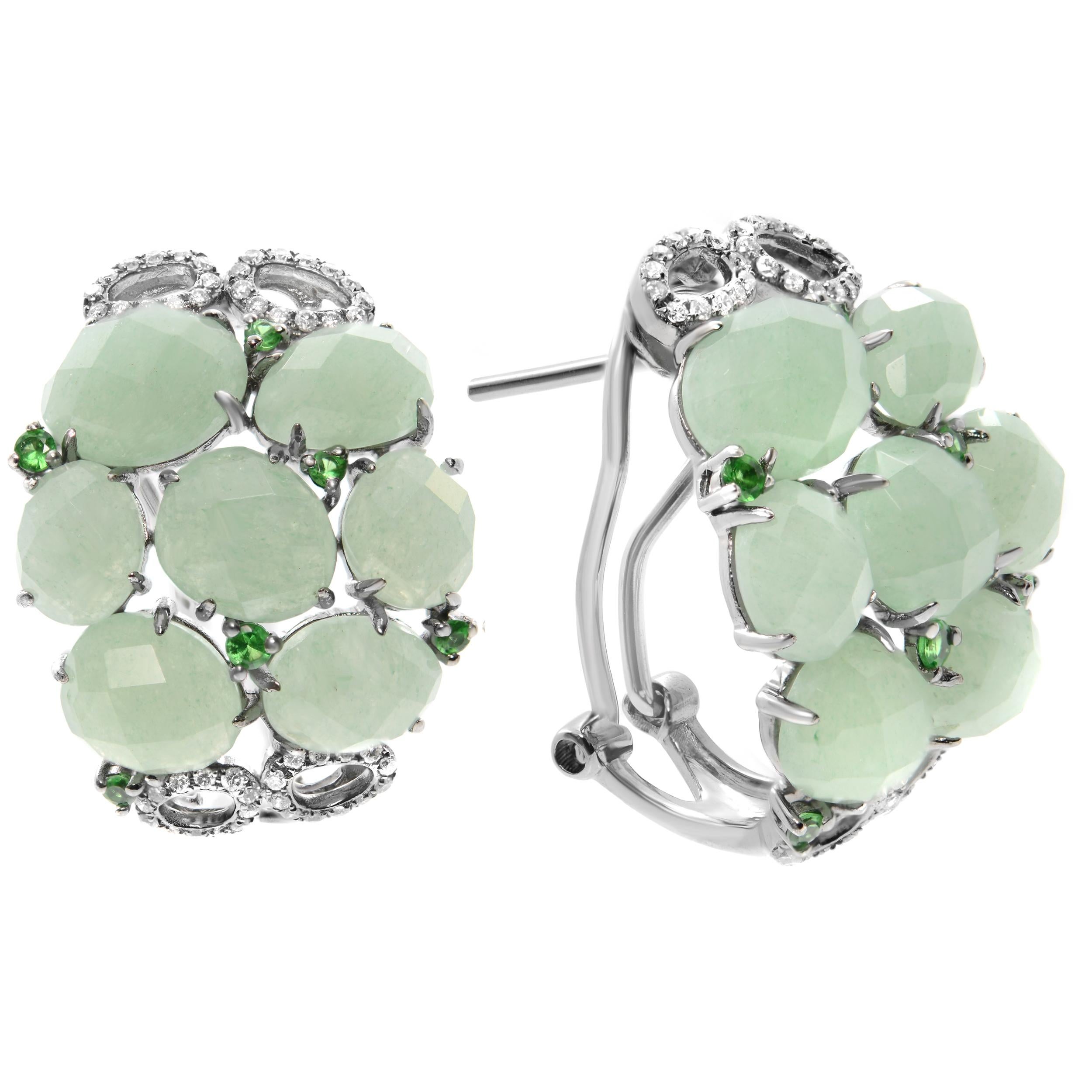 boucles d'oreilles Huggie en or blanc 18K, rhodium noir, aventurine naturelle et émeraude verte. Taille :  1 pouce de long. Livré avec une boîte cadeau présentable. 
