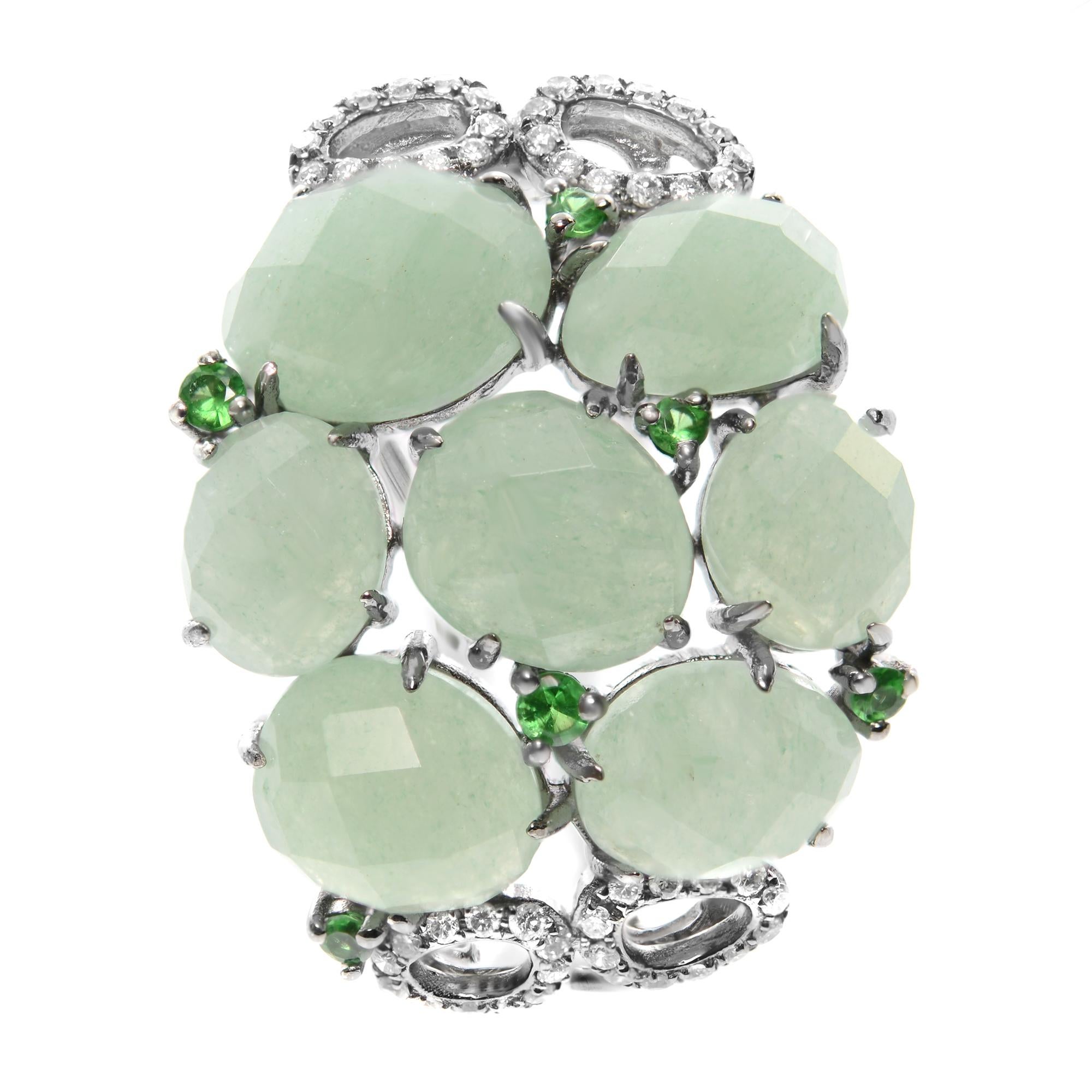 Moderne Boucles d'oreilles huggies en or blanc 18 carats, rhodium noir, aventurine et émeraude verte en vente
