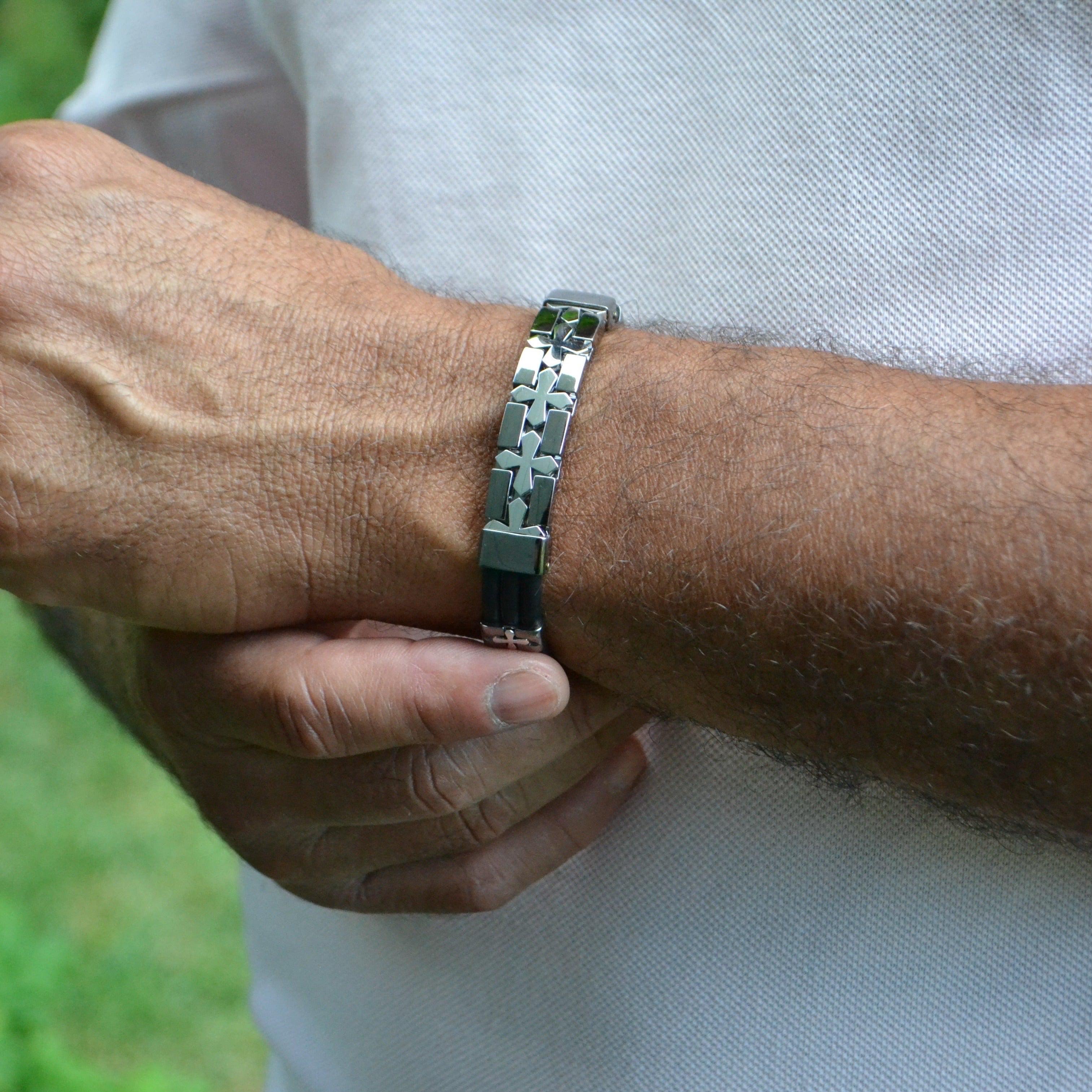Ce bracelet en or blanc 18 carats et rhodium noir est conçu pour les personnes qui apprécient l'élégance moderne avec une touche d'originalité. Fabriquée à la main au Brésil, cette pièce de joaillerie fine présente un motif de croix audacieux, qui