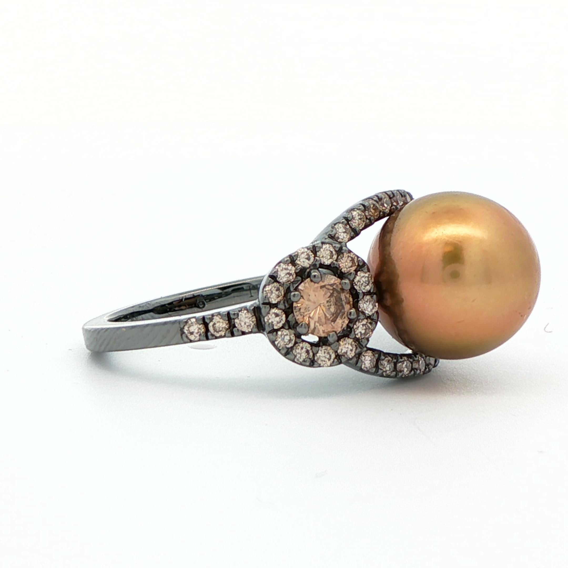 Contemporain Bague en or blanc 18k rhodié noir avec perles et diamants en chocolat en vente