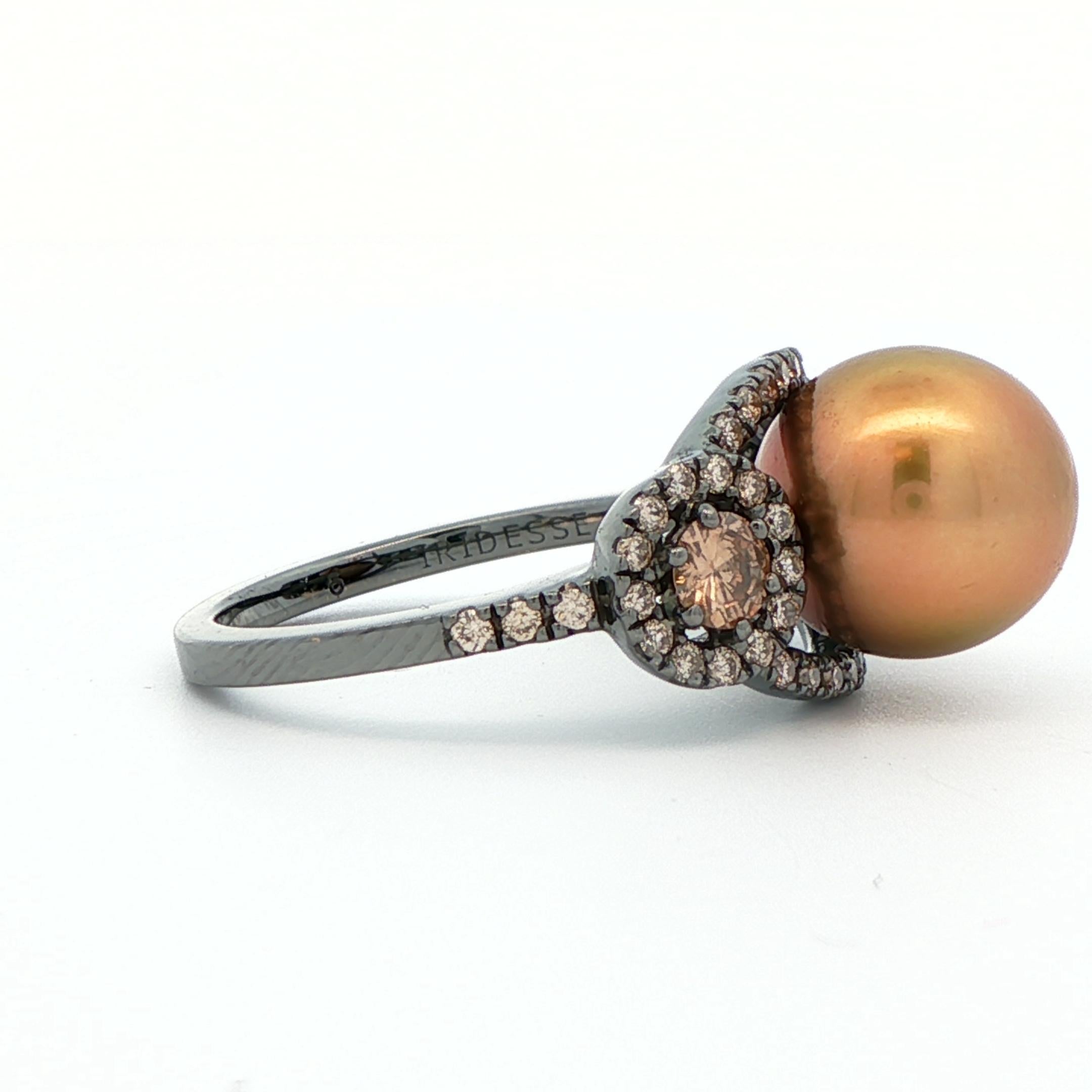 Taille ronde Bague en or blanc 18k rhodié noir avec perles et diamants en chocolat en vente
