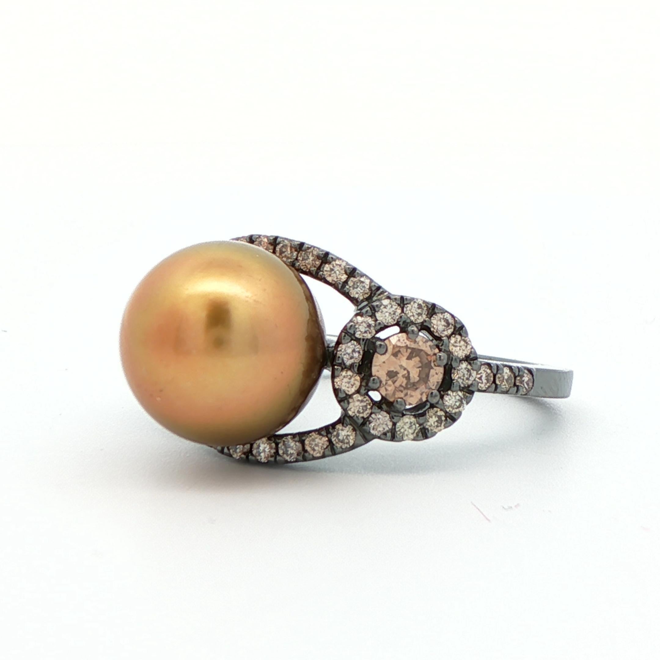 Bague en or blanc 18k rhodié noir avec perles et diamants en chocolat Bon état - En vente à Lexington, KY