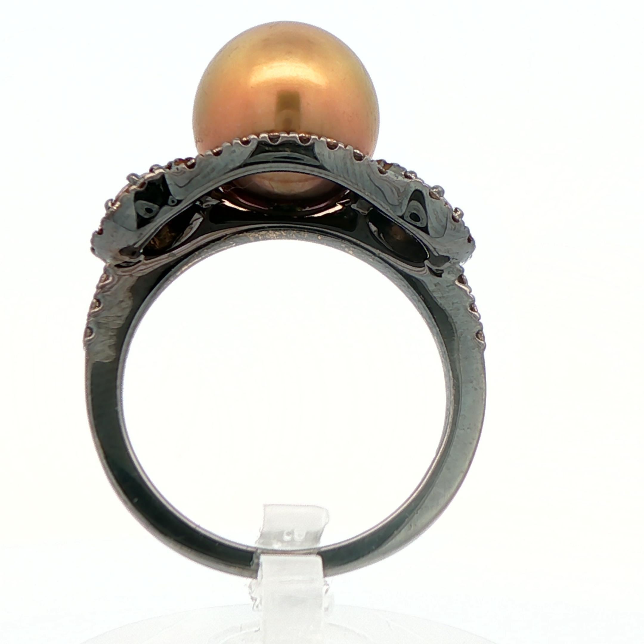 Bague en or blanc 18k rhodié noir avec perles et diamants en chocolat en vente 1