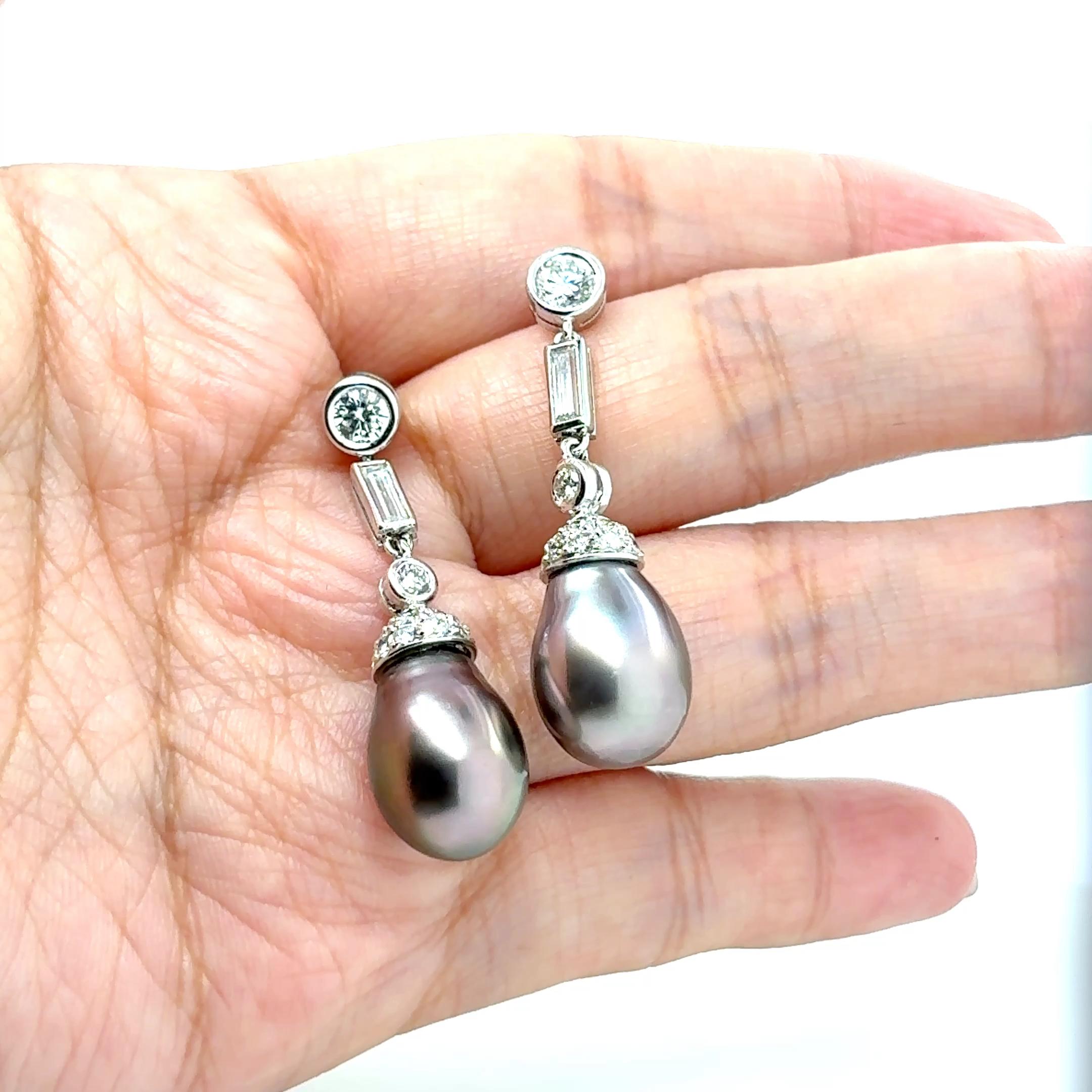 
Questi orecchini presentano due incantevoli perle nere dei Mari del Sud provenienti dalle profonde acque di Tahiti, abbinate a 1,91 carati di diamanti. 

Il tutto incastonato in un elegante oro bianco 18 carati.

Le perle dei Mari del Sud sono tra