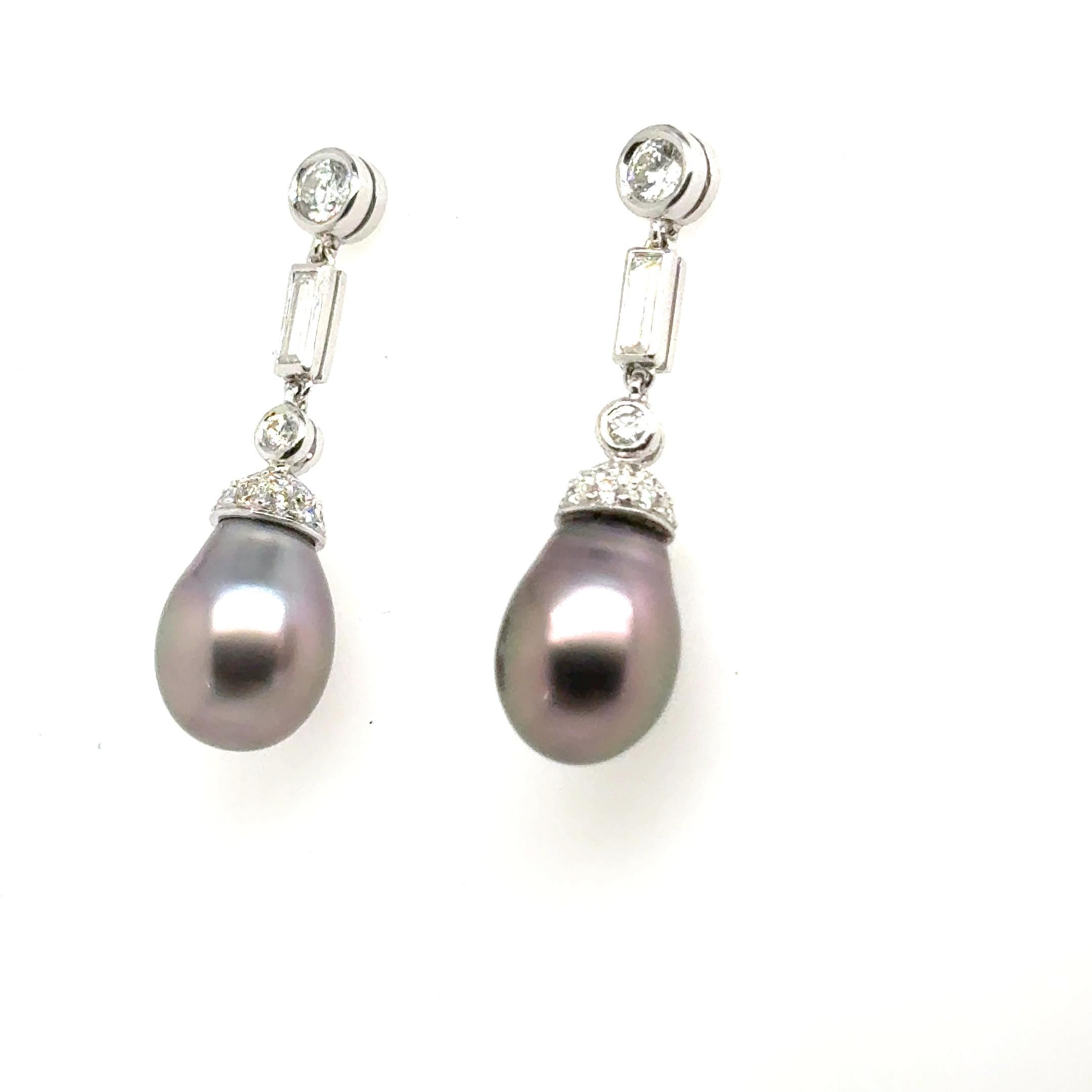 Taglio rotondo Orecchini in oro bianco 18k con perle nere dei mari del Sud e diamanti 1,91 carati in vendita