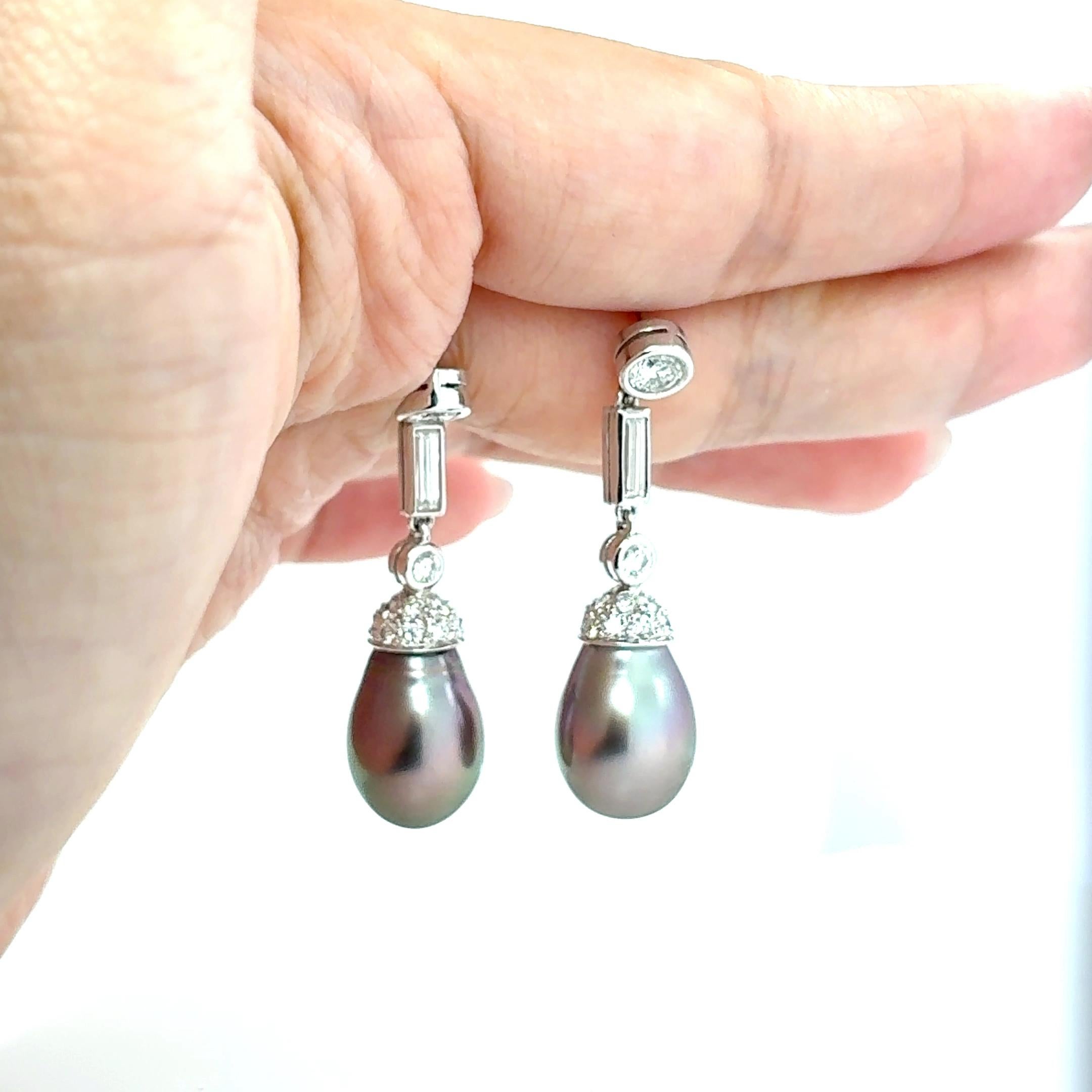 Orecchini in oro bianco 18k con perle nere dei mari del Sud e diamanti 1,91 carati in vendita 1