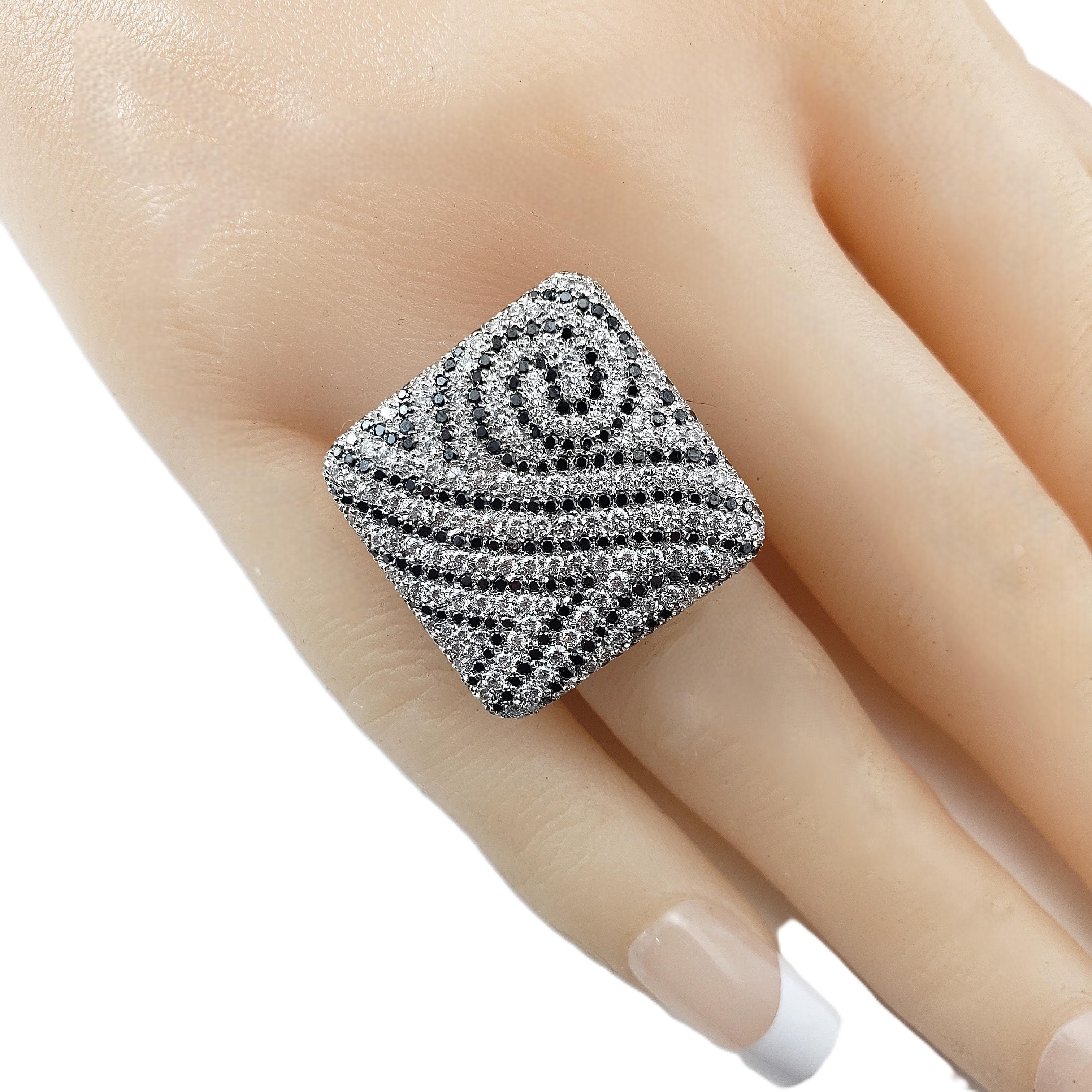 Bague de cocktail en or blanc 18K avec diamants noirs et blancs Taille 6 #22389 en vente 2