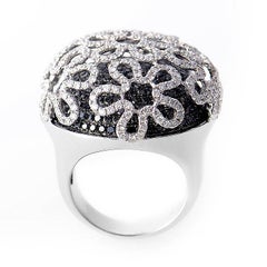 18 Karat White Gold Black and White Diamond Daisy Flower Ring