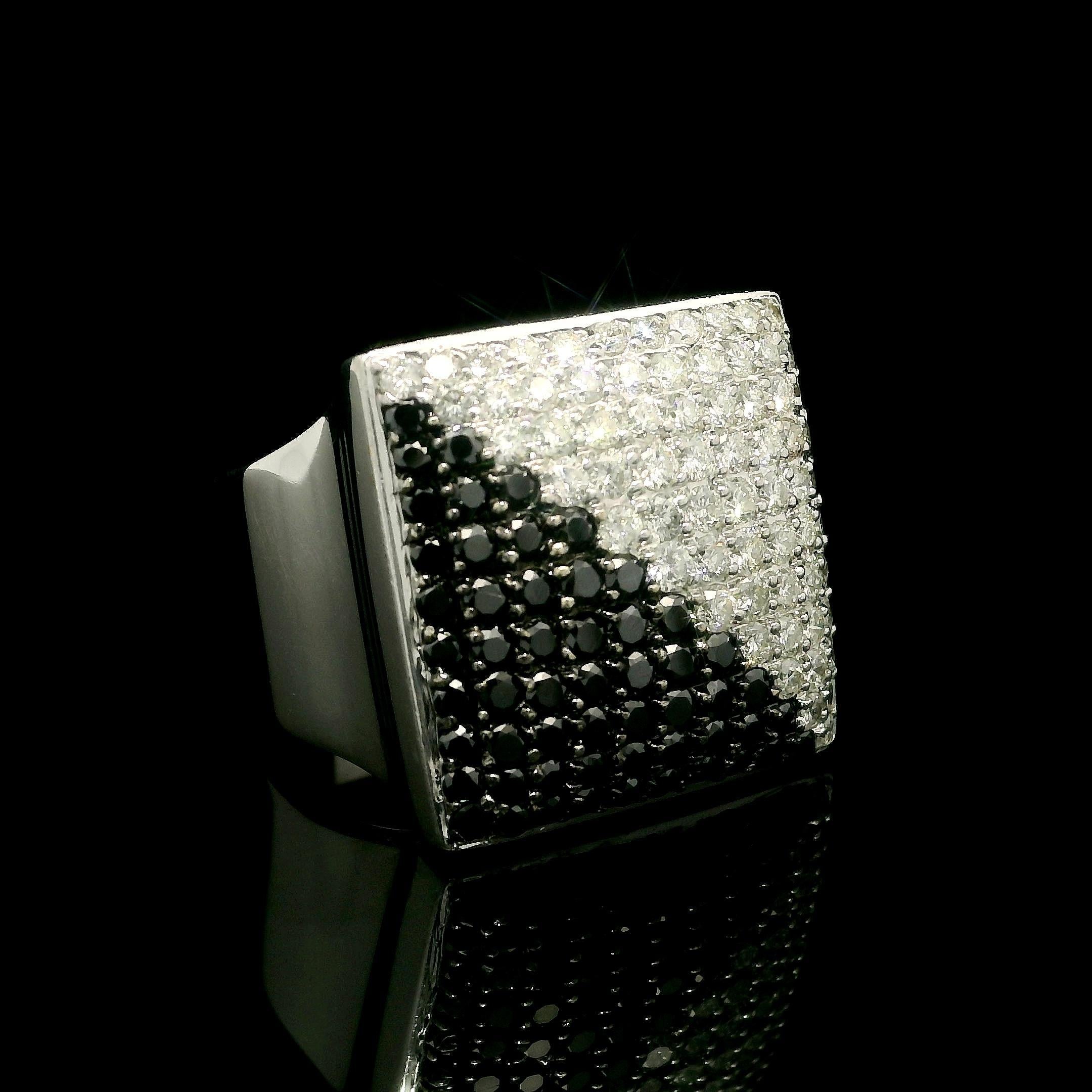 Taglio brillante Anello con piatto largo e geometrico Yang Yang in oro bianco e nero con diamanti bianchi e neri 18 carati in vendita