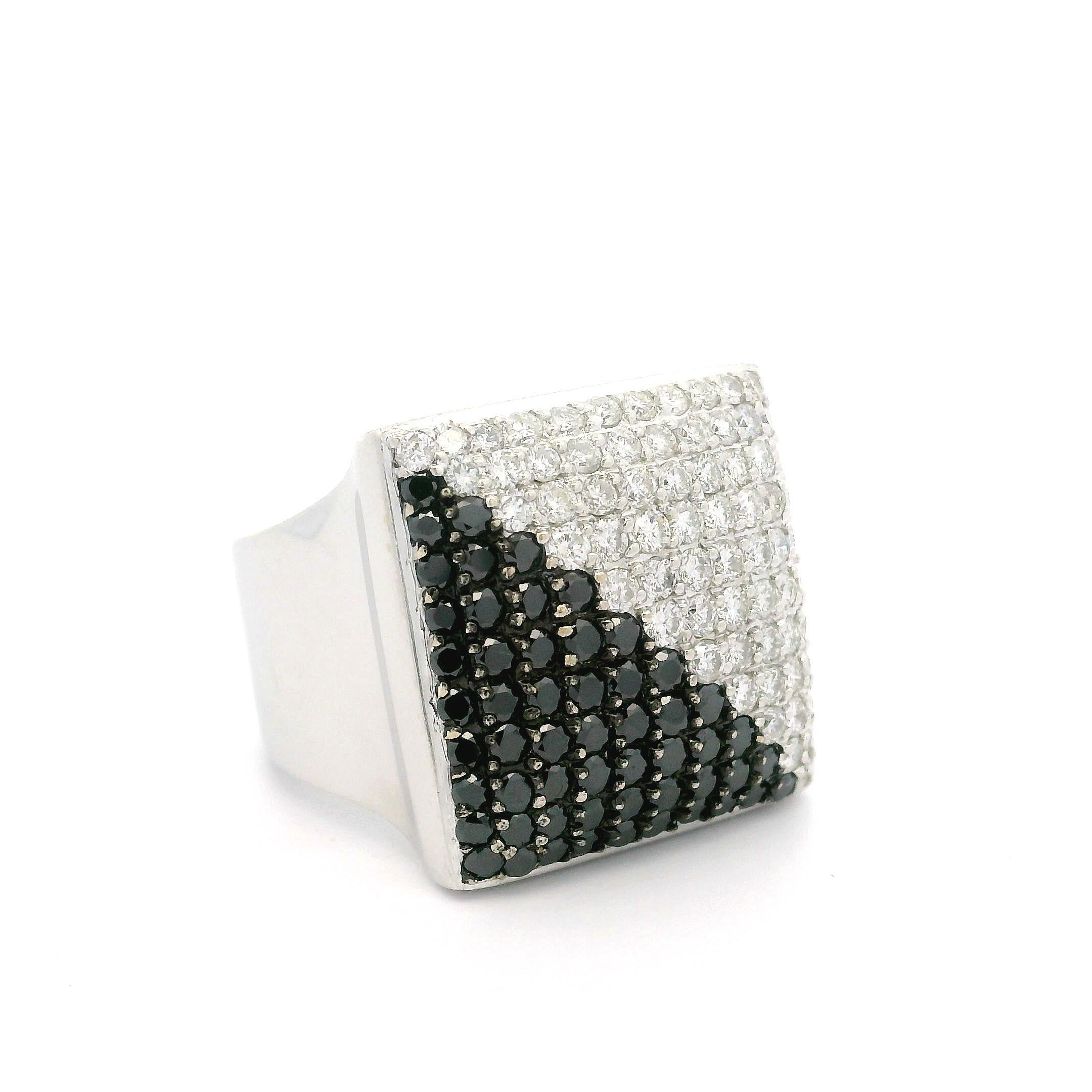 Donna Anello con piatto largo e geometrico Yang Yang in oro bianco e nero con diamanti bianchi e neri 18 carati in vendita
