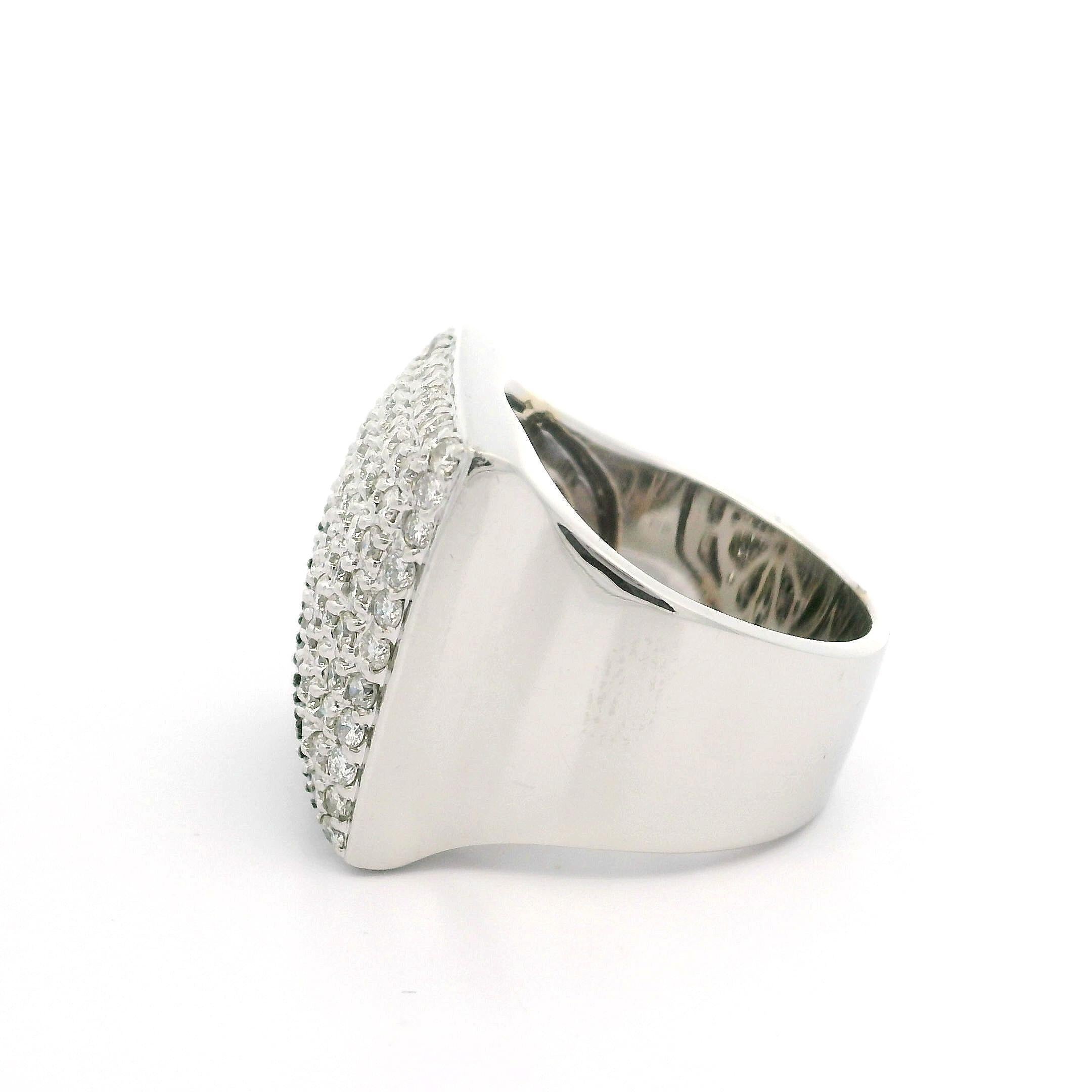 Anello con piatto largo e geometrico Yang Yang in oro bianco e nero con diamanti bianchi e neri 18 carati in vendita 1