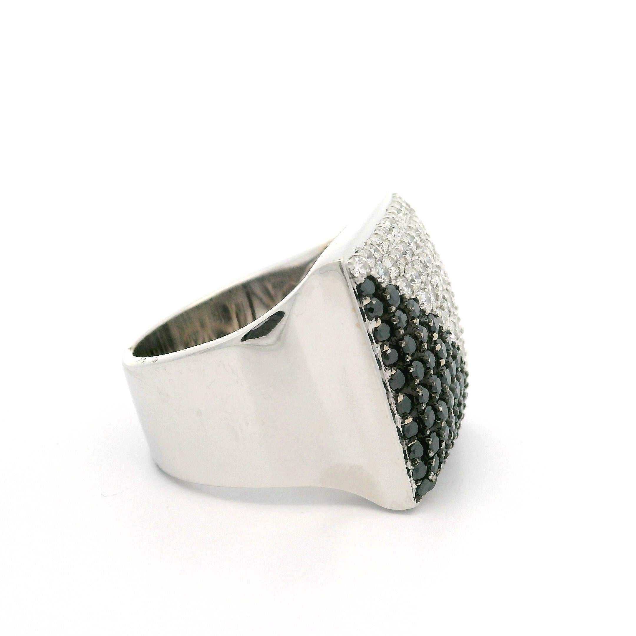 Anello con piatto largo e geometrico Yang Yang in oro bianco e nero con diamanti bianchi e neri 18 carati in vendita 2
