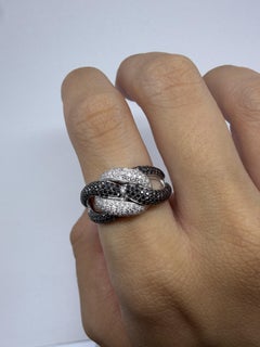 Ring aus 18-karätigem Weißgold mit schwarzen und weißen Diamanten im Unendlichkeitsknoten-Design – Größe 6,75