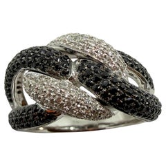 Anillo de oro blanco de 18 quilates con diamantes blancos y negros y nudo del infinito - 6,75