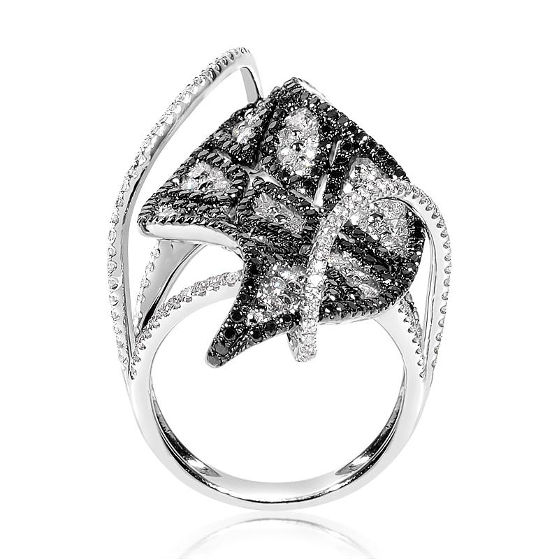 Dieser wunderschöne Ring hat ein dramatisches Design, das mit einer seltenen und prächtigen Schönheit glänzt. Der Ring ist aus 18 Karat Weißgold gefertigt und mit einem üppigen Design mit ~2,54 Karat schwarzen und weißen Diamanten besetzt.