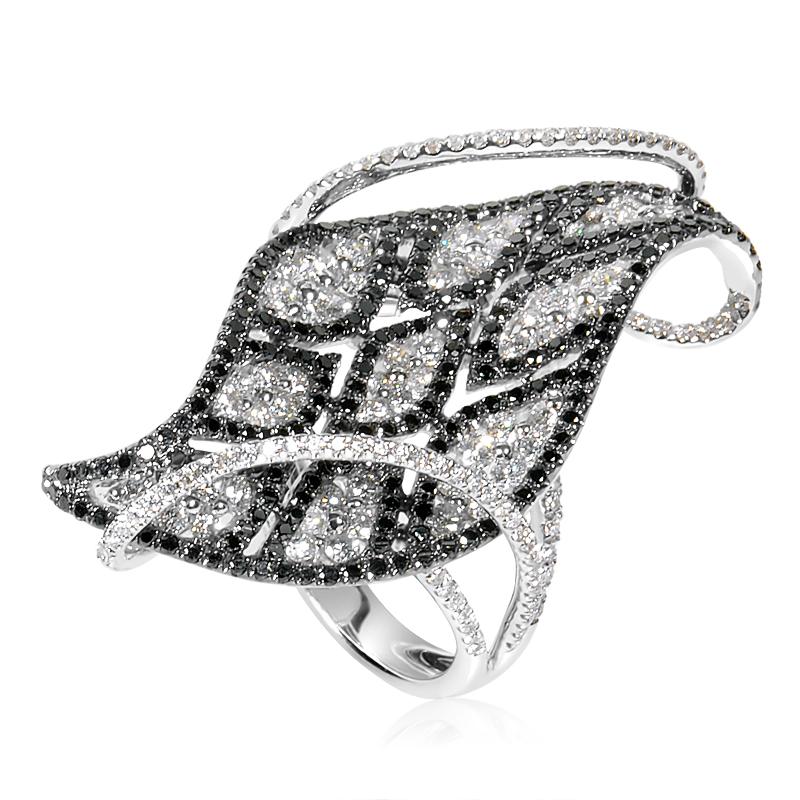 18 Karat White Gold Black and White Diamond Leaf Ring In New Condition For Sale In Southampton, PA