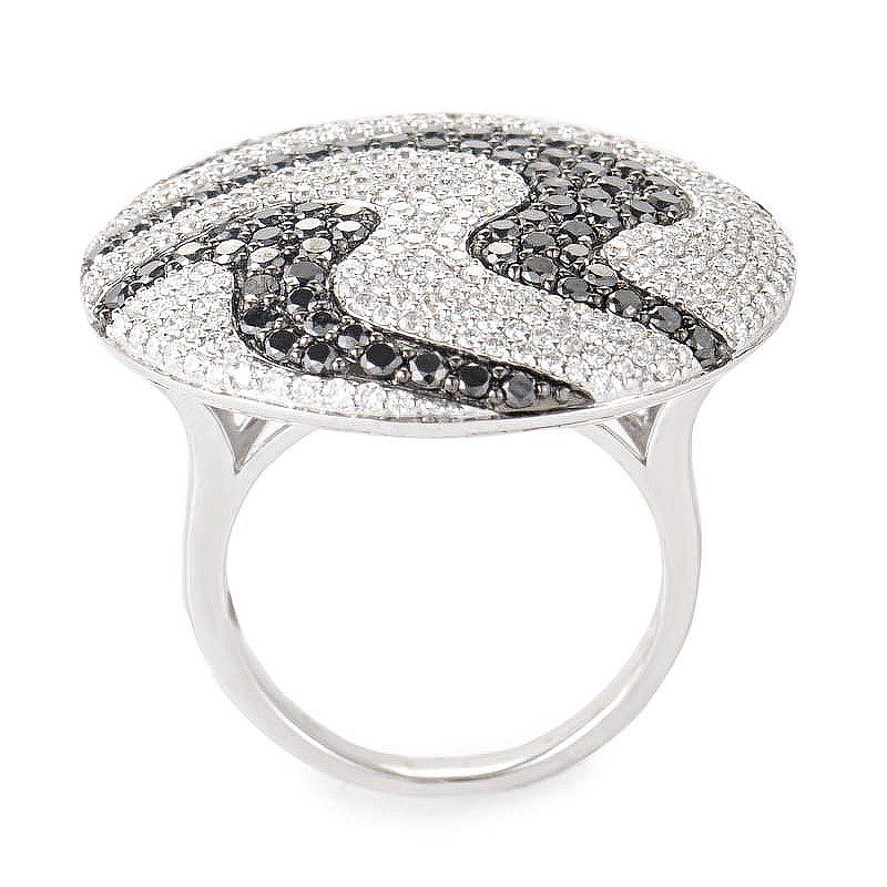 This mounting ring is fashionable and chic. The ring is made of 18K white gold and features a large round with a ~3.09CT black and white diamond pave swirl pattern. 
Ring Size: 6.5