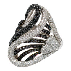 Anillo de cóctel llamativo de oro blanco de 18k con pavé de diamantes blancos y negros en forma de onda en espiral