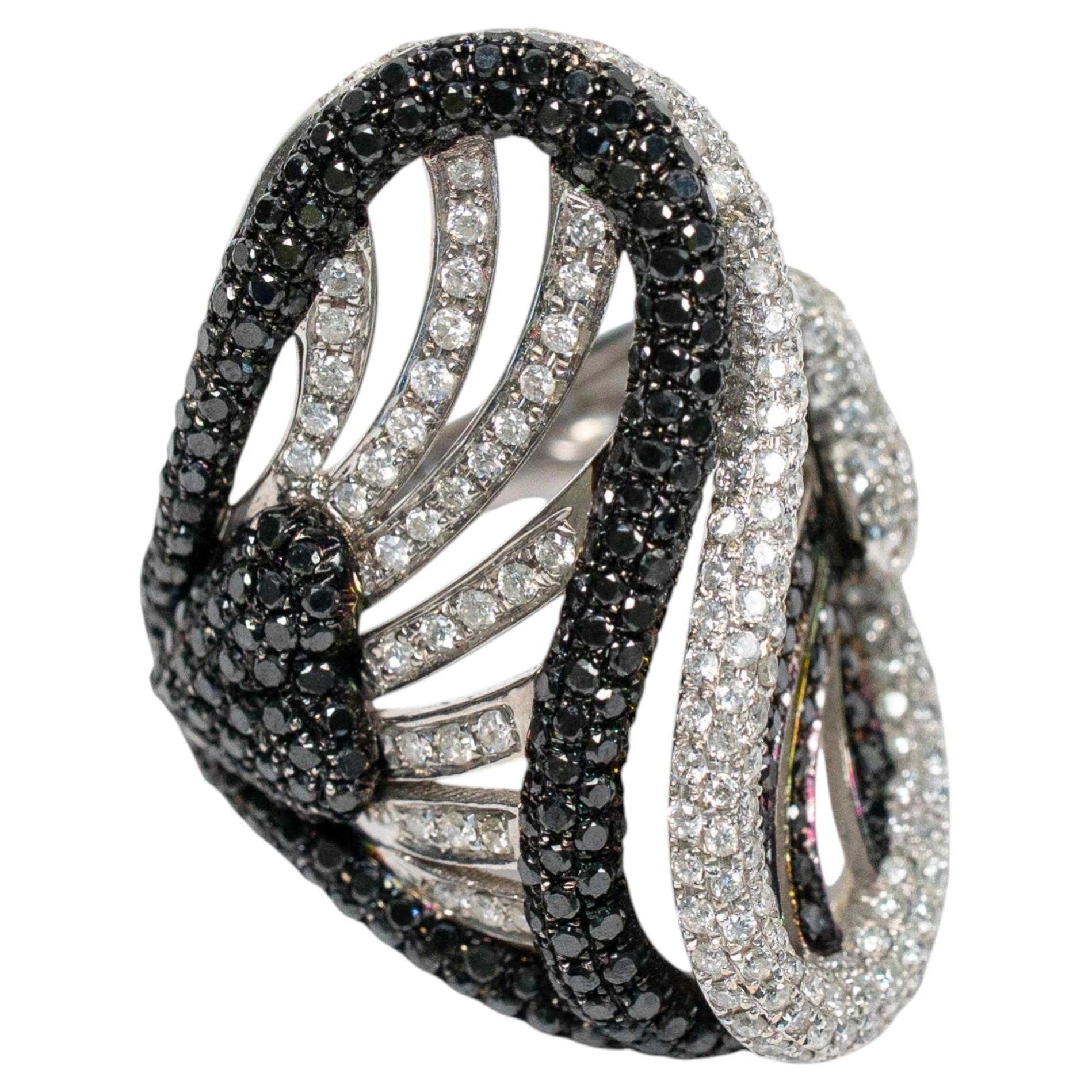 Anello da cocktail di grande effetto in oro bianco 18k con pavé di diamanti bianchi e neri a forma di onda a spirale in vendita