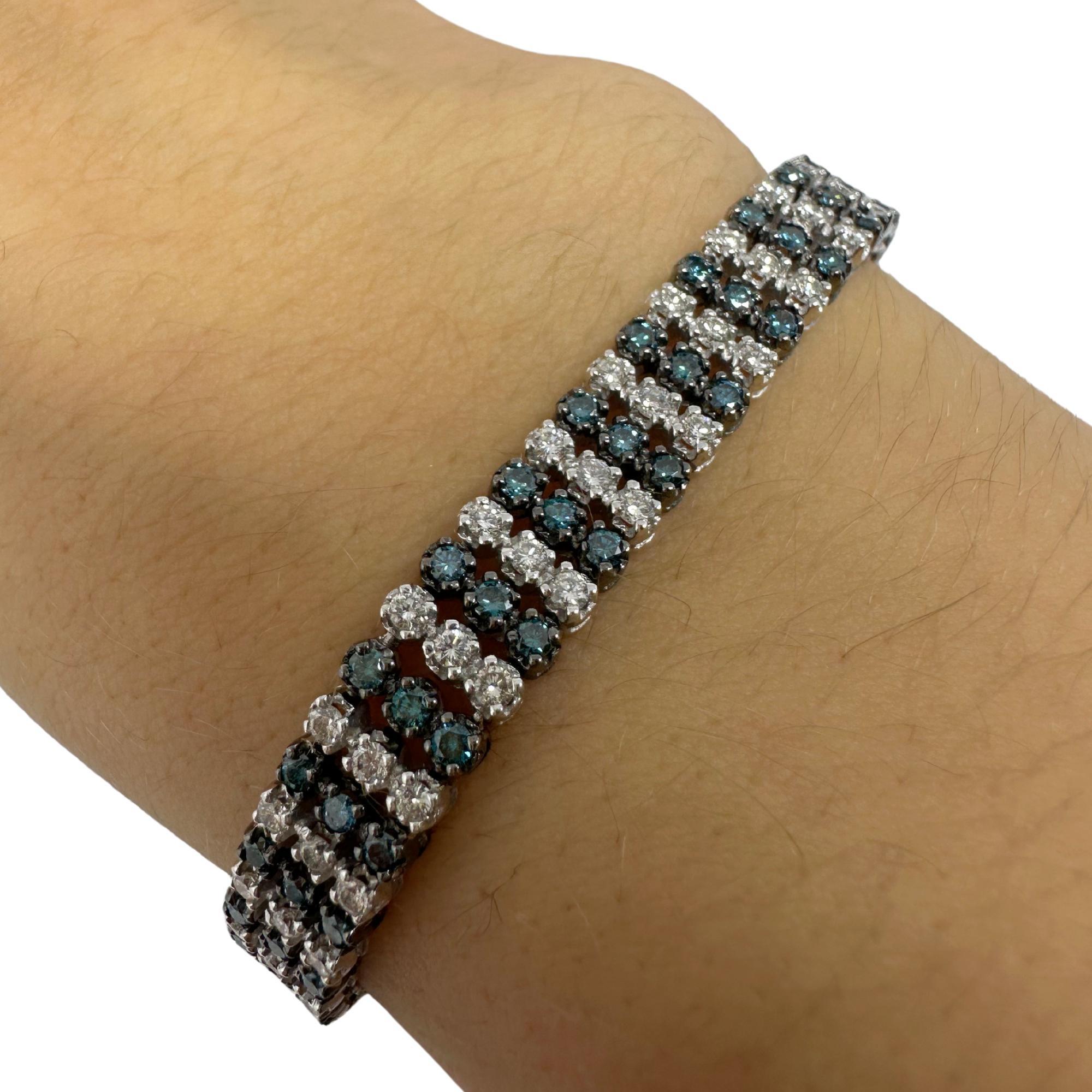 18k White Gold Blue and White Diamond Bracelet In Good Condition For Sale In New York, NY