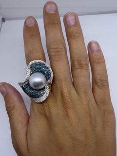 Cocktailring aus 18-karätigem Weißgold mit blauen und weißen Diamanten und einer Perle