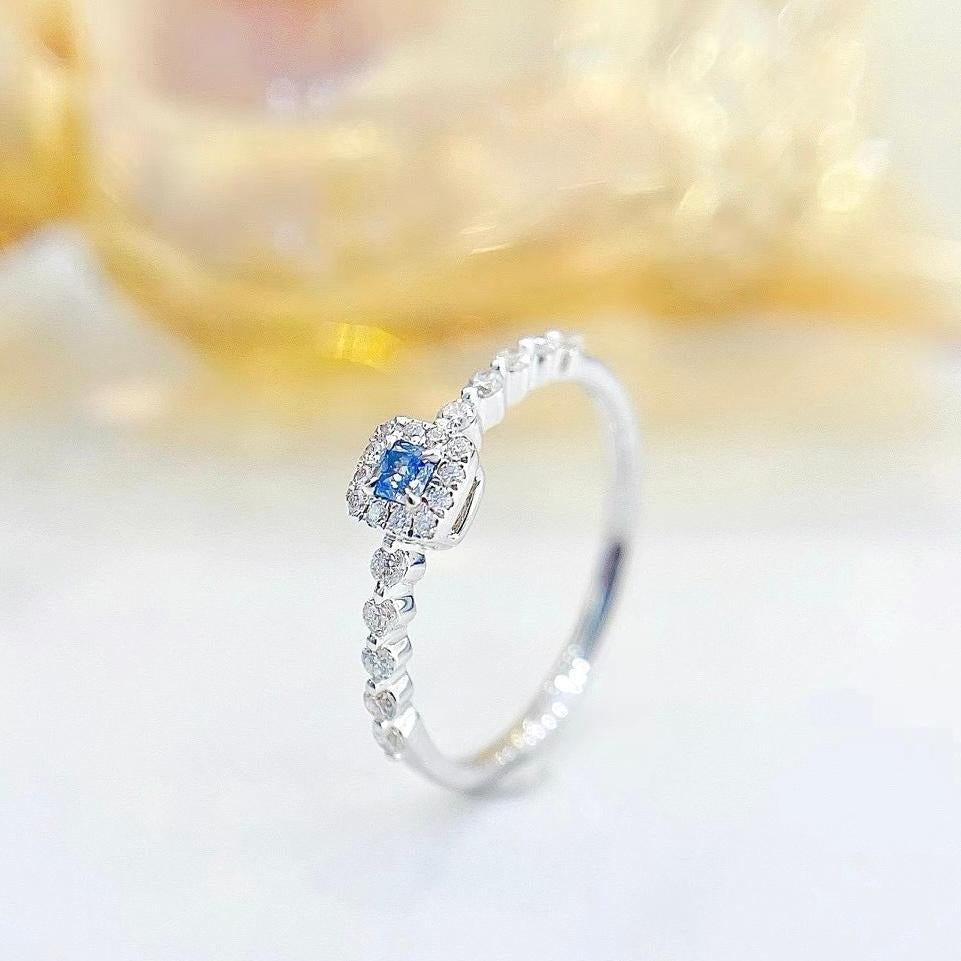 Modern 18K White Gold Blue Diamond Band Ring with Diamonds For Sale