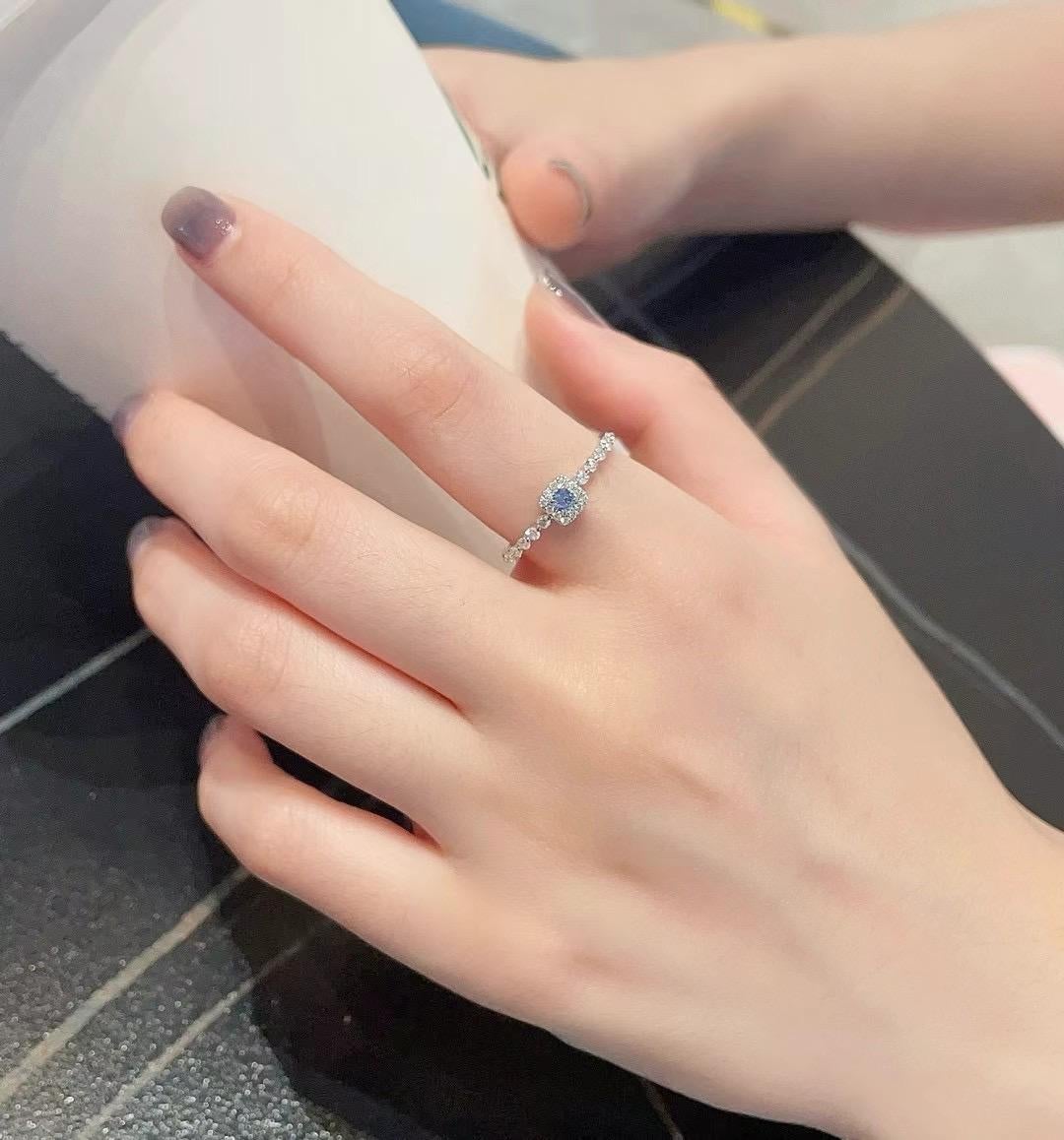18K White Gold Blue Diamond Band Ring with Diamonds In New Condition For Sale In Kowloon, HK