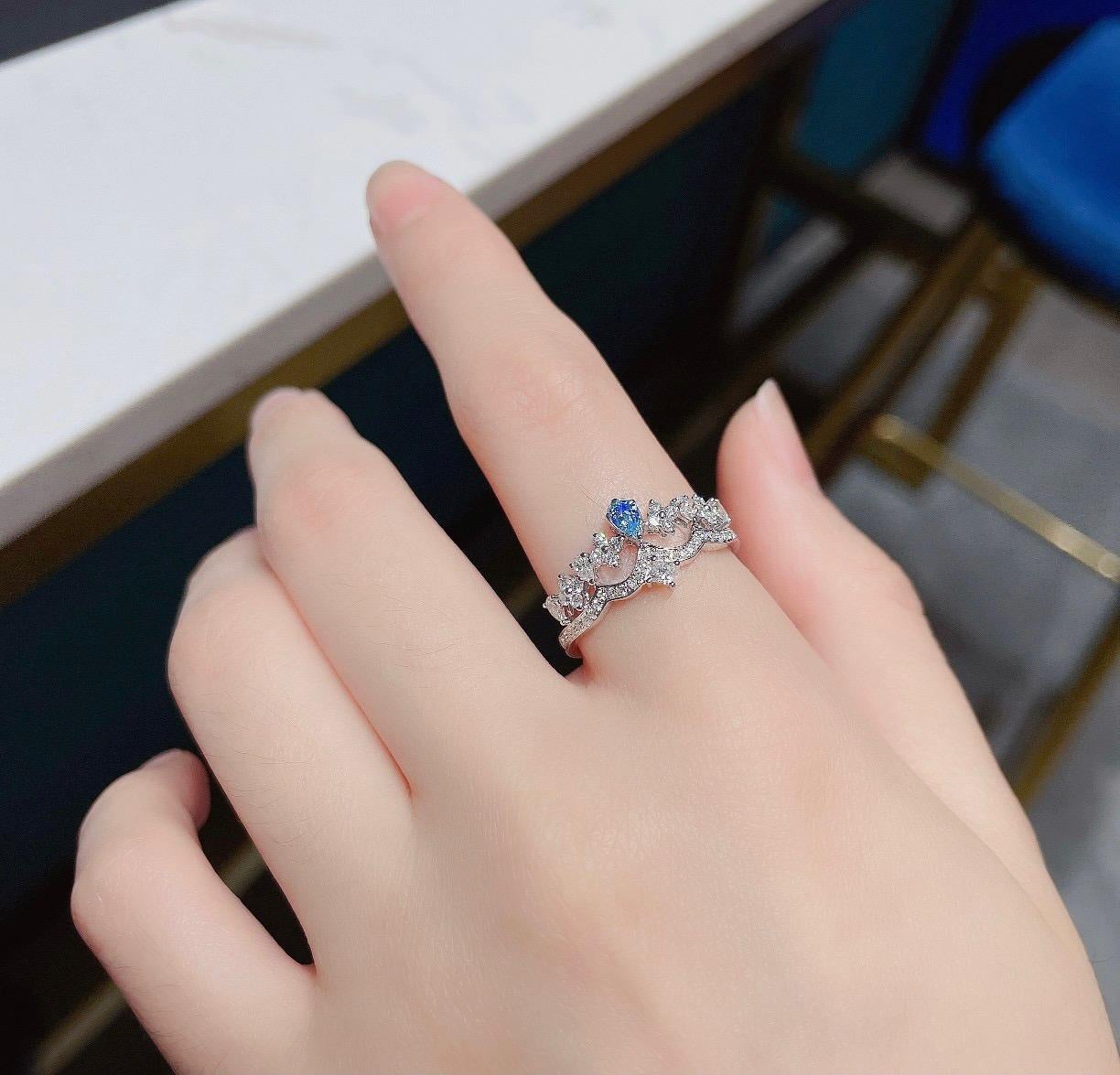 18K White Gold Blue Diamond Crown Ring with Diamonds In New Condition For Sale In Kowloon, HK