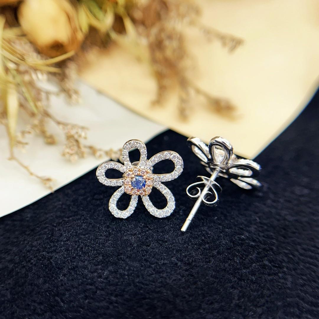 Pendientes de oro blanco de 18 quilates con diamantes azules talla cojín en racimo floral Moderno en venta
