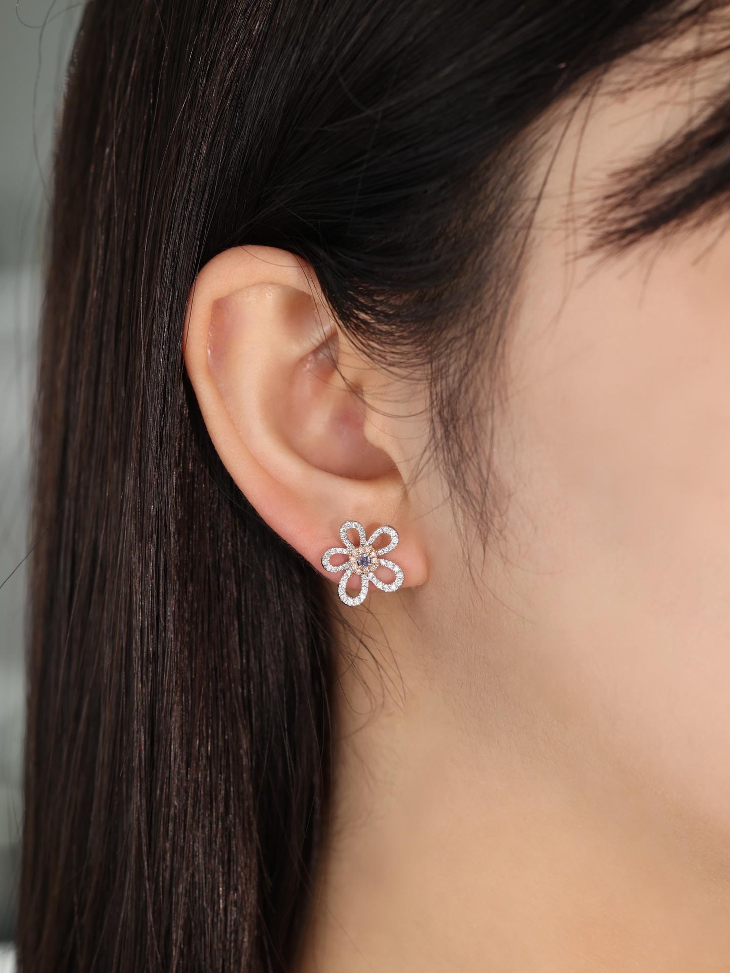 Pendientes de oro blanco de 18 quilates con diamantes azules talla cojín en racimo floral Corte cojín en venta