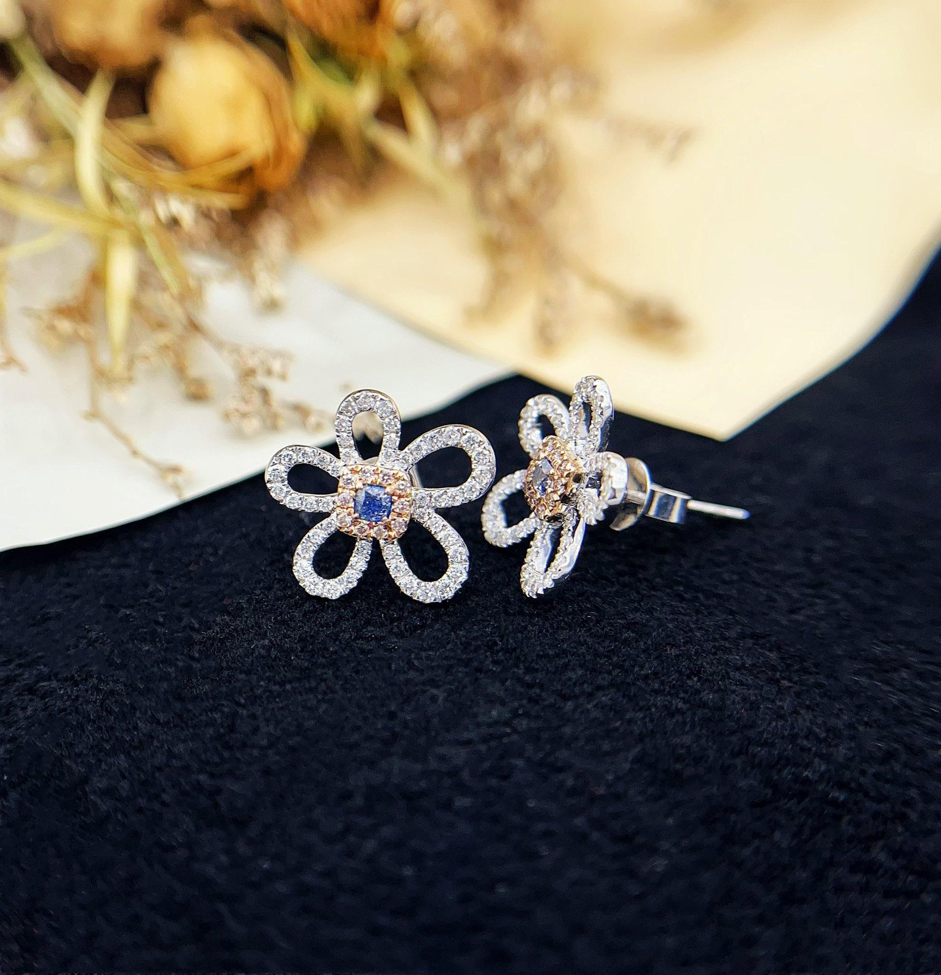 Pendientes de oro blanco de 18 quilates con diamantes azules talla cojín en racimo floral en Nuevo estado para la venta en Hong Kong, HK