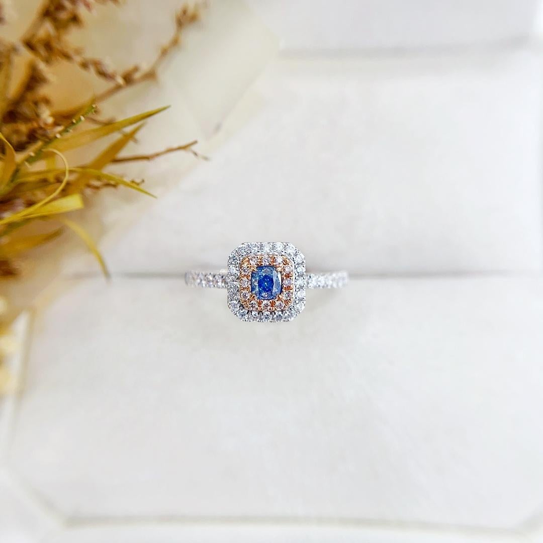 18K White Gold Blue Diamond Halo Ring with Natural Diamonds In New Condition For Sale In Hong Kong, HK