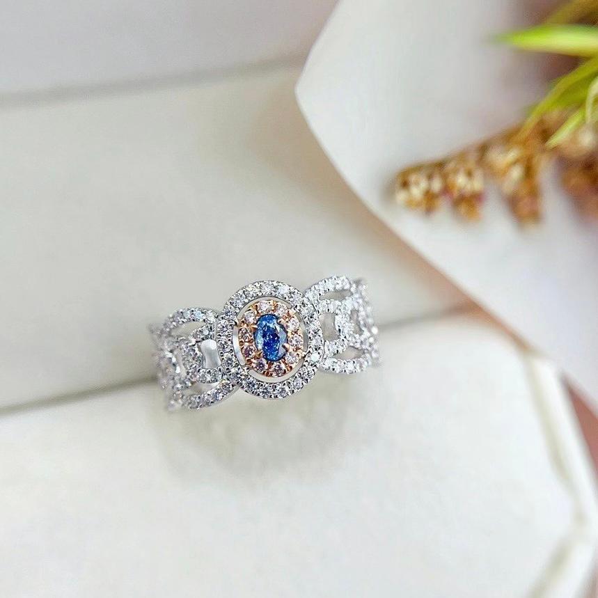 18K White Gold Blue Diamond Lace Ring with Diamonds In New Condition For Sale In Kowloon, HK