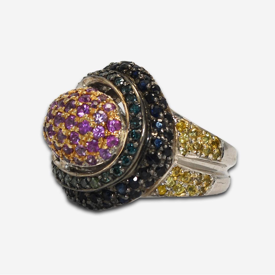 Bague en or blanc 18 carats, diamant bleu et saphirs multicolores en vente 1