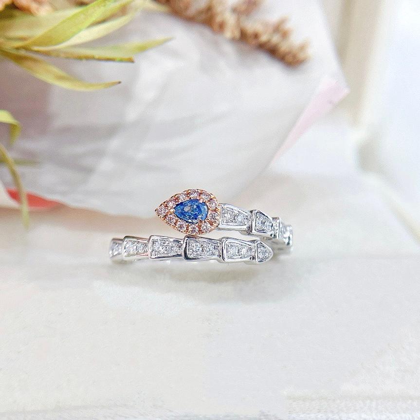 Moderno Anello con diamante blu in oro bianco 18 carati con diamanti in vendita