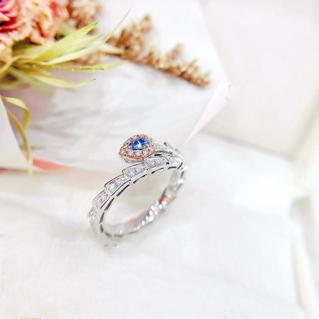 Taglio a goccia Anello con diamante blu in oro bianco 18 carati con diamanti in vendita