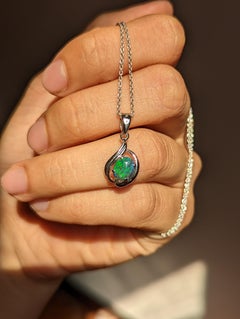 Pendentif en or blanc 18 carats avec opale noire australienne cristalline bleu-vert et diamant